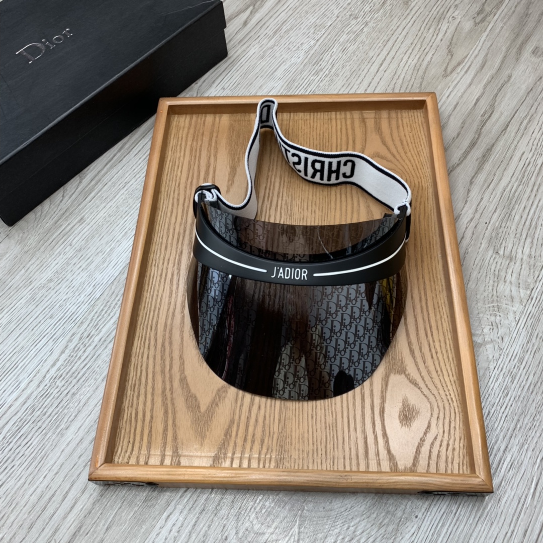 NO:354212,Special offer.D Home. [Jacquard Edition] Dior European Fashion Sky Head Sky Top Hat!  Lens cap!  Many celebrities have the same style!  A super fashionable and practical fashion item!  1:1 quality. The counter synchronizes new products!  Good breathability, a must-have item for sun protection in summer!  Atmospheric color!  The style is novel and unique and easy to match with clothes!  Strong practicality and high-end quality!  High-quality resin fabric, high-end, light, hot and colorful!  The elastic strap design does not limit the head circumference, and the sunshade effect is particularly good this summer!  hat straw hat fisherman hat baseball hat, hat, dior, dior, dior, espadrilles, hats特价.D家.【提花版】Dior迪奥欧洲时尚空顶空顶帽！镜片帽！众多明星同款！超级时尚又实用的一款时尚单品！1:1品质.专柜同步新品！透气性好,夏天防晒必备单品！颜色大气！款式新颖别致好搭配衣服！实用性强,高端品质！上等树脂面料,高档轻盈、火爆多色！弹性绑带设计不限头围、这个夏天遮阳效果特别好！帽子草帽渔夫帽棒球帽,帽子,dior,dior,dior,espadrilles,hats,hat