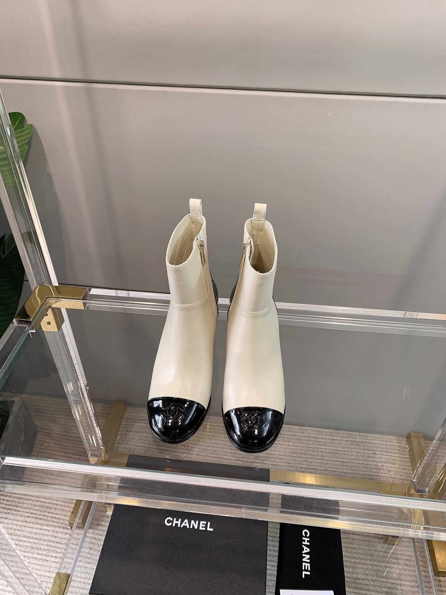 NO:479568,CHANE's newest thick-heeled boots are versatile and comfortable!  Super soft sheepskin upper, inner foot padded sheepskin Italian leather outsole Heel height 6cm Size 35-39 (40 custom made), boots, chanel, boots, sheepskin, Leather soles19860909CHANE*新款粗跟短靴 百搭舒适型！ 鞋面超软羊皮 内里垫脚羊皮 意大利真皮大底 跟高6cm 码数35-39（40定做）,靴子,chanel,boots,sheepskin,Leather soles,Women's Shoes