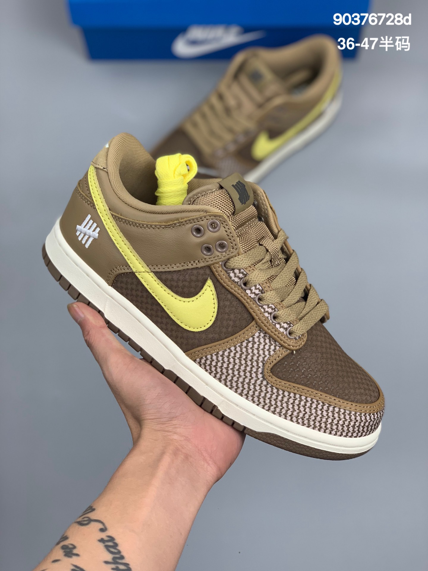 
公司级 DUNK板鞋 棕黄色 AF1联名 UNDEFEATED x NIKE DUNK LOW 重磅联名 复古低帮休闲运动滑板板鞋 采用脚感柔软舒适ZoomAir气垫 有效吸收滑板等极限运动在落地时带来的冲击力 为街头运动者们提供更好的保护 货号： DH3061 200Size ：36 36.5 37.5 38 38.5 39 40 41 42 42.5 43 44 44.5 45 46 47.5
编码:90376728d