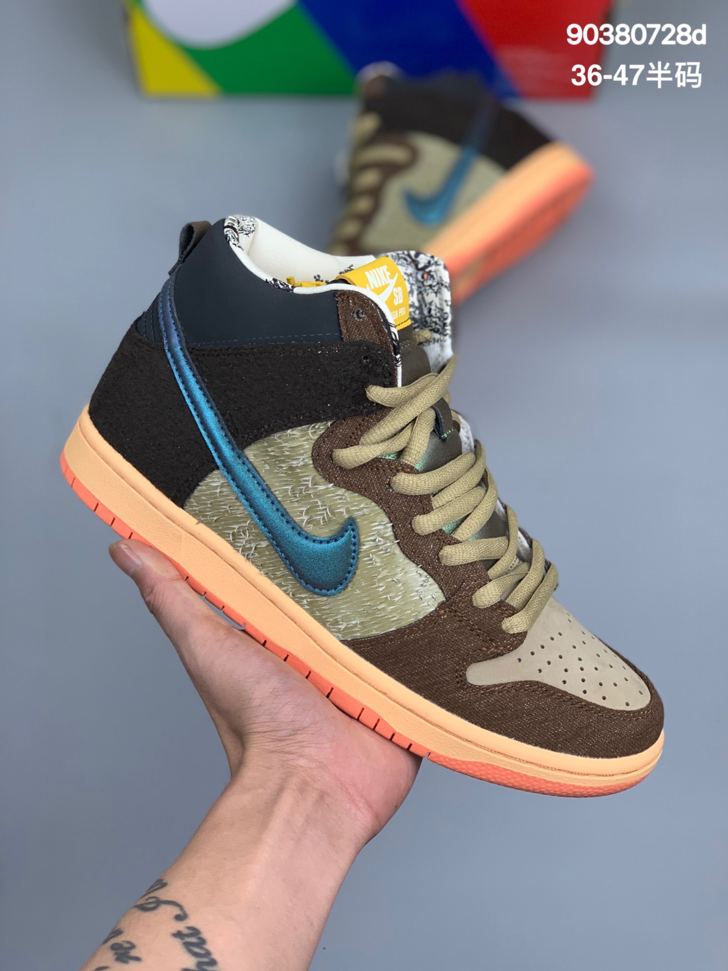 
公司级 SB高帮板鞋 棕蓝绿 野鸭  野鸭联名 鸳鸯 Concepts x Nike SB Dunk High SJX“Mallard”棕绿 这次依然是动物主题，以绿头野鸭为灵感打造。鞋面以不同深浅的灰、棕色调装扮，翻毛皮和类似羽毛的材质，还原野鸭的皮毛质感。鞋帮、鞋舌以炫彩绿色皮革装扮，代表野鸭头部标志性的绿色光泽。浅橙色外底则是还原野鸭的脚蹼颜色。此外，内衬和鞋垫的细节也极具看点，采用皮革材质打造，印有野鸭图案。鞋舌标签内部标注 Concepts Logo,彰显联名身份。货号：DC6887-200Size ：36 36.5 37.5 38 38.5 39 40 40.5 41 42 42.5 43 44 44.5 45 46 47
编码:90380728d