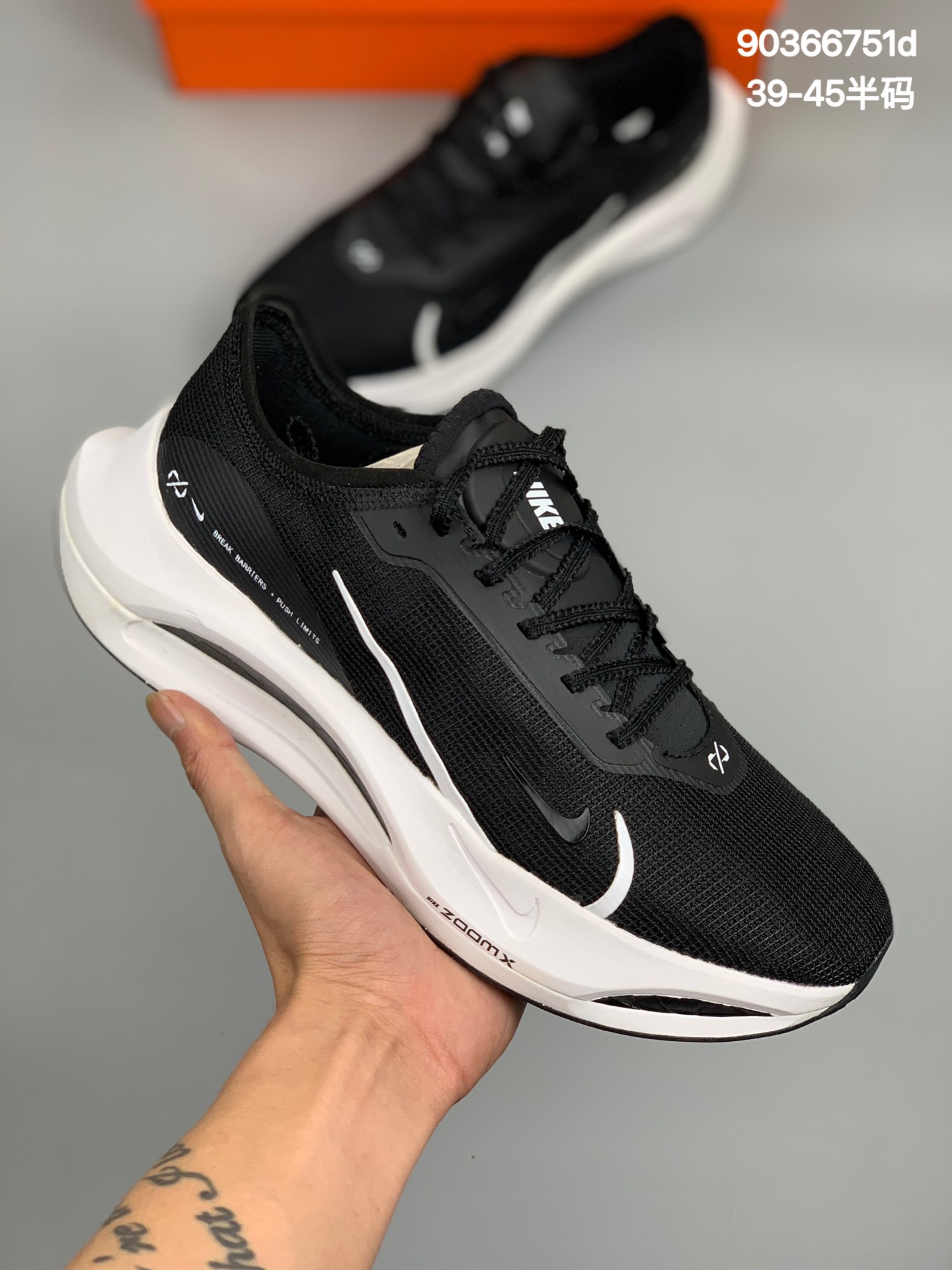 
Nike Air Zoom Pegasus 39超轻网面跑步鞋 登月39代兼顾迅疾外观和稳固脚感 后跟覆面和中足动态支撑巧妙融合，缔造稳定顺畅的迈步体验货号DM8974-008 
 Size：39 40 40.5 41 42 42.5 43 44 45
编码:90366751d