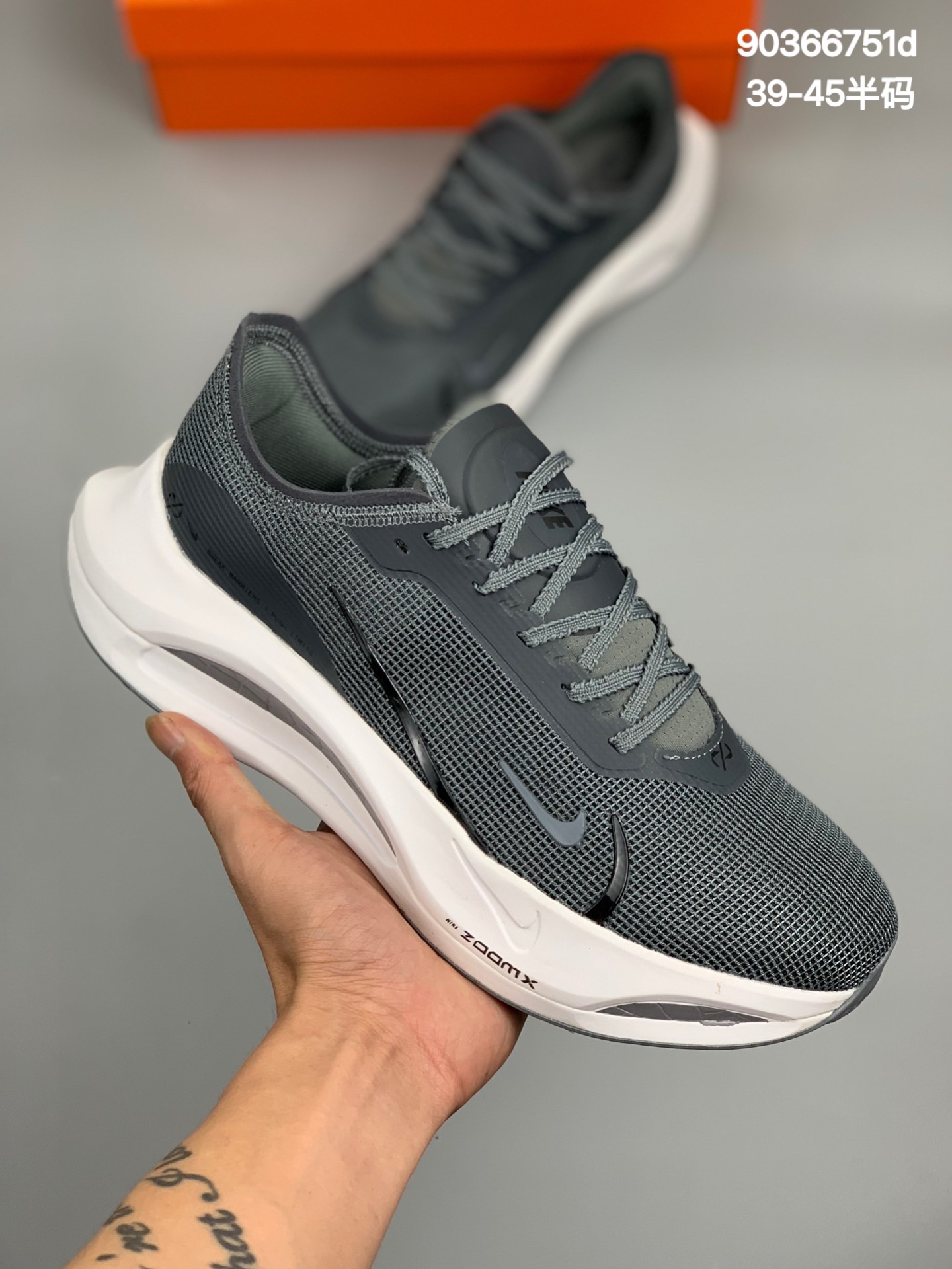 
Nike Air Zoom Pegasus 39超轻网面跑步鞋 登月39代兼顾迅疾外观和稳固脚感 后跟覆面和中足动态支撑巧妙融合，缔造稳定顺畅的迈步体验货号DM8974-008 
 Size：39 40 40.5 41 42 42.5 43 44 45
编码:90366751d