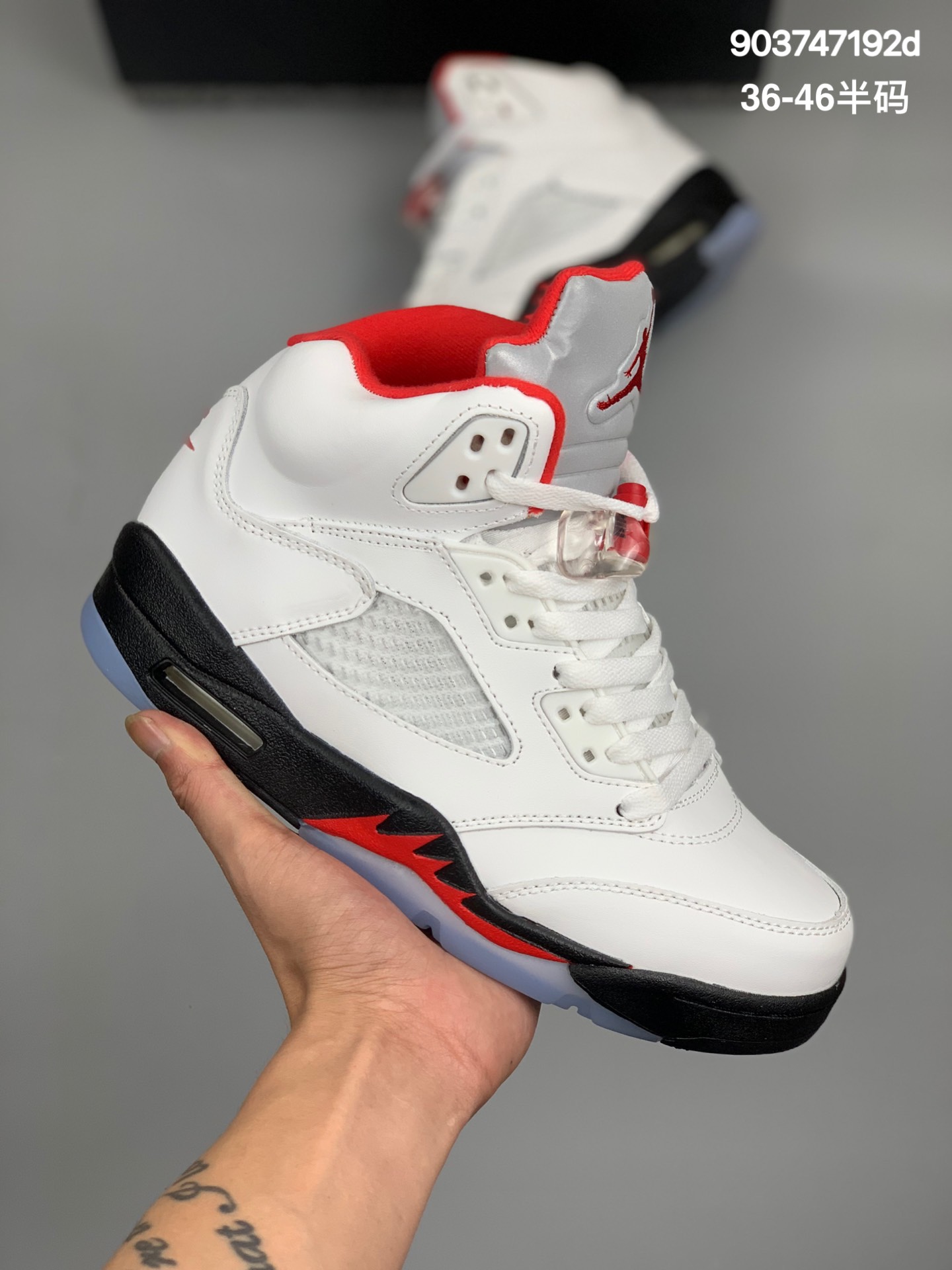 
真标 带半码 超高性价比 AIR JORDAN 5 fire red “流川枫”火红配色作为 AJ5 诞生三十周年的重要纪念，前面已经有 Off-White 重磅联名为其造势，但 AJ5 “流川枫”的回归显然具有更特别的意义。货号：DA1911-102尺码：36 36.5 37 38 38.5 39 40 40.5 41 42 42.5 43 44 44.5 45 46
编码：903747192d