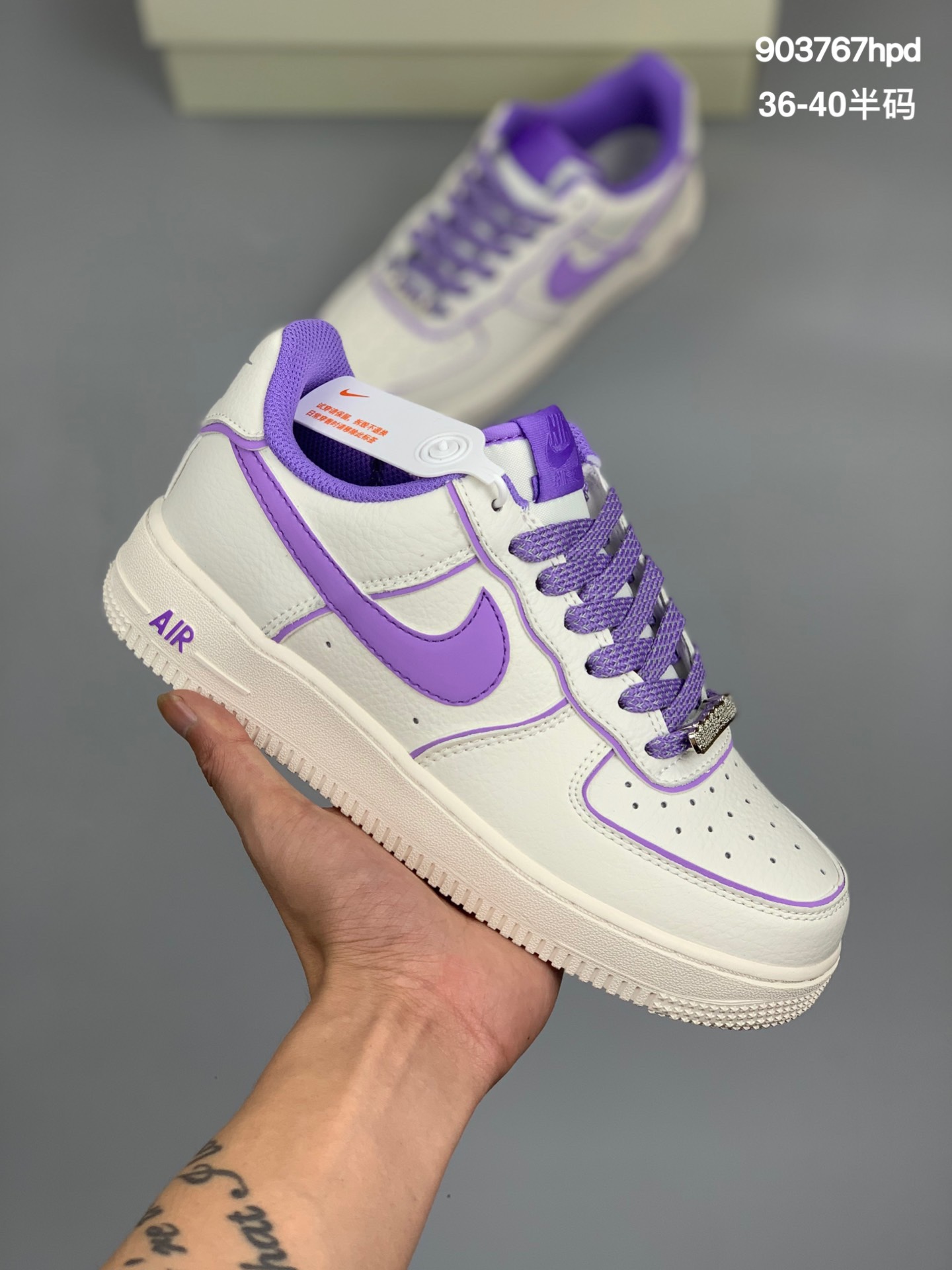 
公司级耐克NIke Air Force 1 ’07 Low 米白紫炫彩“夜魔侠”空军一号低帮运动休闲板鞋 客供高亮3M反光材料 折边针车 工艺难度大 原楦头原纸板 原装鞋盒 定制五金配件 内置全掌气垫 原厂鞋底 货号：UH8958
Size：36 36.5 37.5 38 38.5 39 40
编码:903767hpd