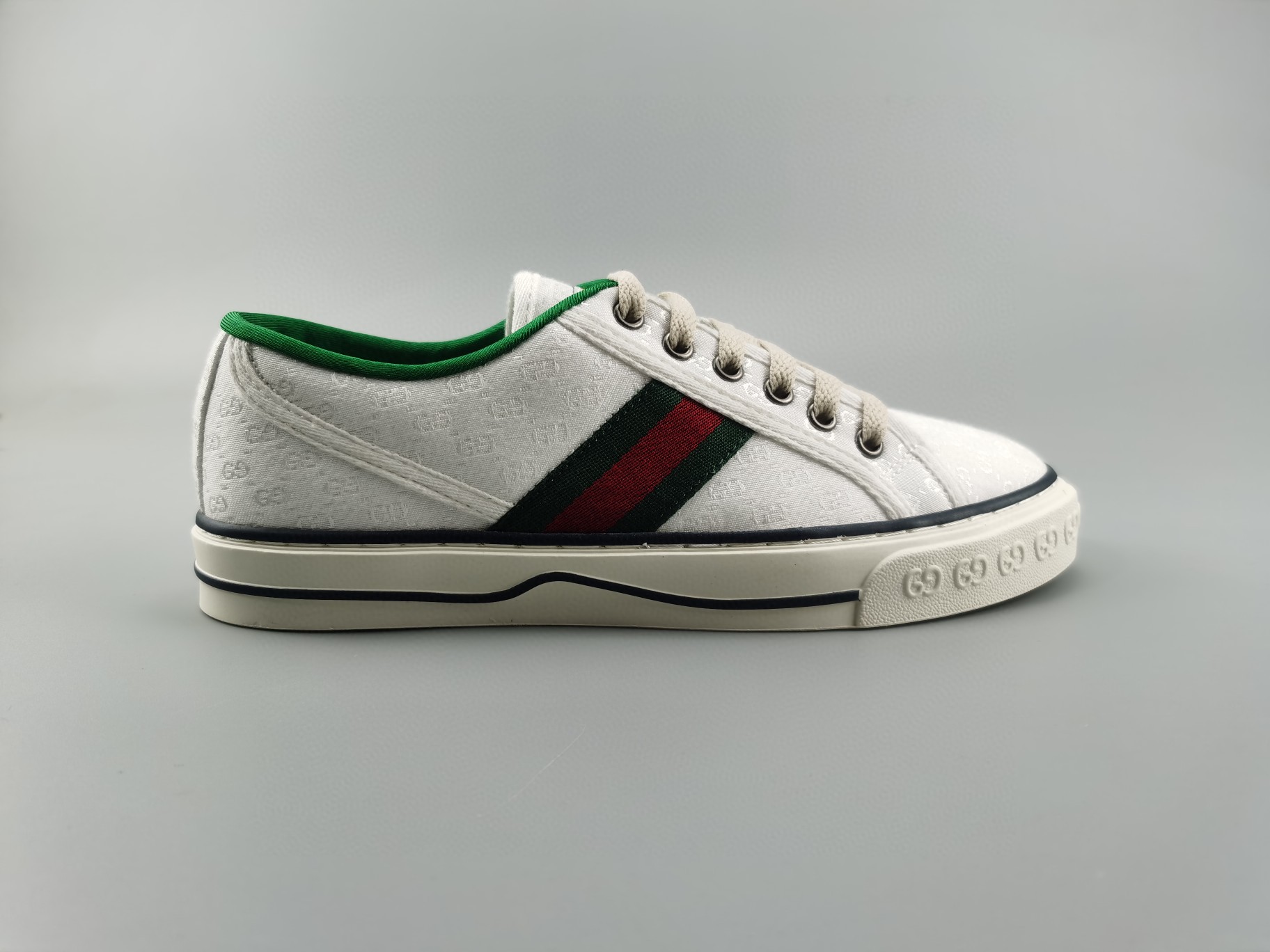 🈴️ ❗️主图集合图❗️ 💰140.支持档口放店✅Gucci一一一Gucci古驰乐福鞋系带款，居家出行的休闲首选，面料采用进口帆布与进口牛皮配搭，大底采用进口环保橡胶配上高弹的乳胶垫脚。学生妹，街头达人们，都是爱不释手的穿搭。搭配阔脚牛仔裤卷起裤脚更有时尚味道。这个季节穿出不一样的你！[机智]🔸，Size:35-44