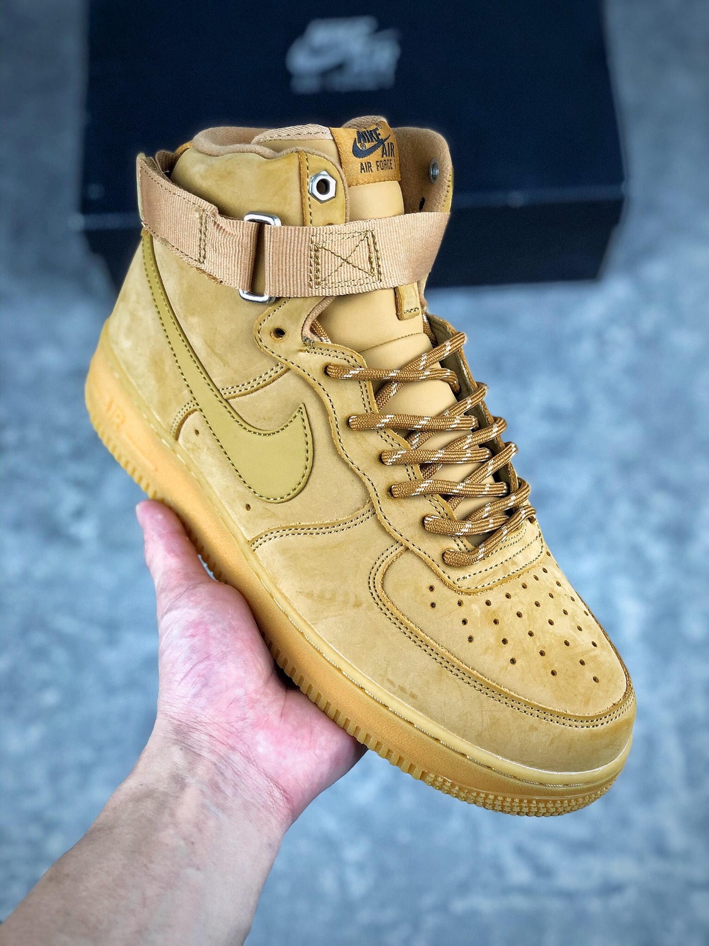  支持放店
原装正确皮料 区分市场尝鲜版
Air Force 1 High FLAX Wheat 
19S  官方新版小麦高帮空军
以高帮款与低帮款的方式呈现，小麦色牛巴革打造鞋面，生胶鞋底与鞋面风格协调一致，搭配同色系尼龙鞋带，侧身皮质Swoosh Logo进一步体现两双鞋的独特魅力
Size：36 36.5 37 37.5 38 39 39.5 40 41 41.5 42 42.5 43 44 44.5 45