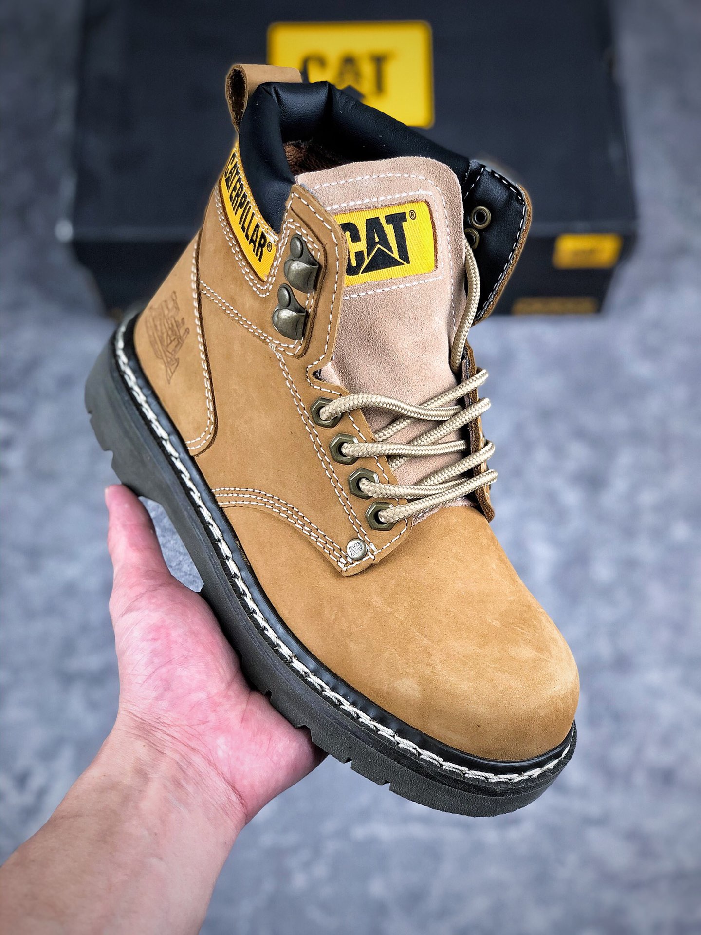  终端放店
CAT FOOTWEAR/ CAT 水晶底 240系列Cat 全年经典热销款 全新出炉 （区别市面冷粘版本）品质基本无法辨别出真假 专为高端海淘代购客户准备 此款每年销量爆炸 由于做工极其复杂 在保证品质的情况下 工厂产量有限 基本上供不应求  五金 皮质材料 橡胶水晶大底 各处小细节只和正品完全一致。Size 35 36 37 38 39 40 41 42 43 44 男码偏大女码正常