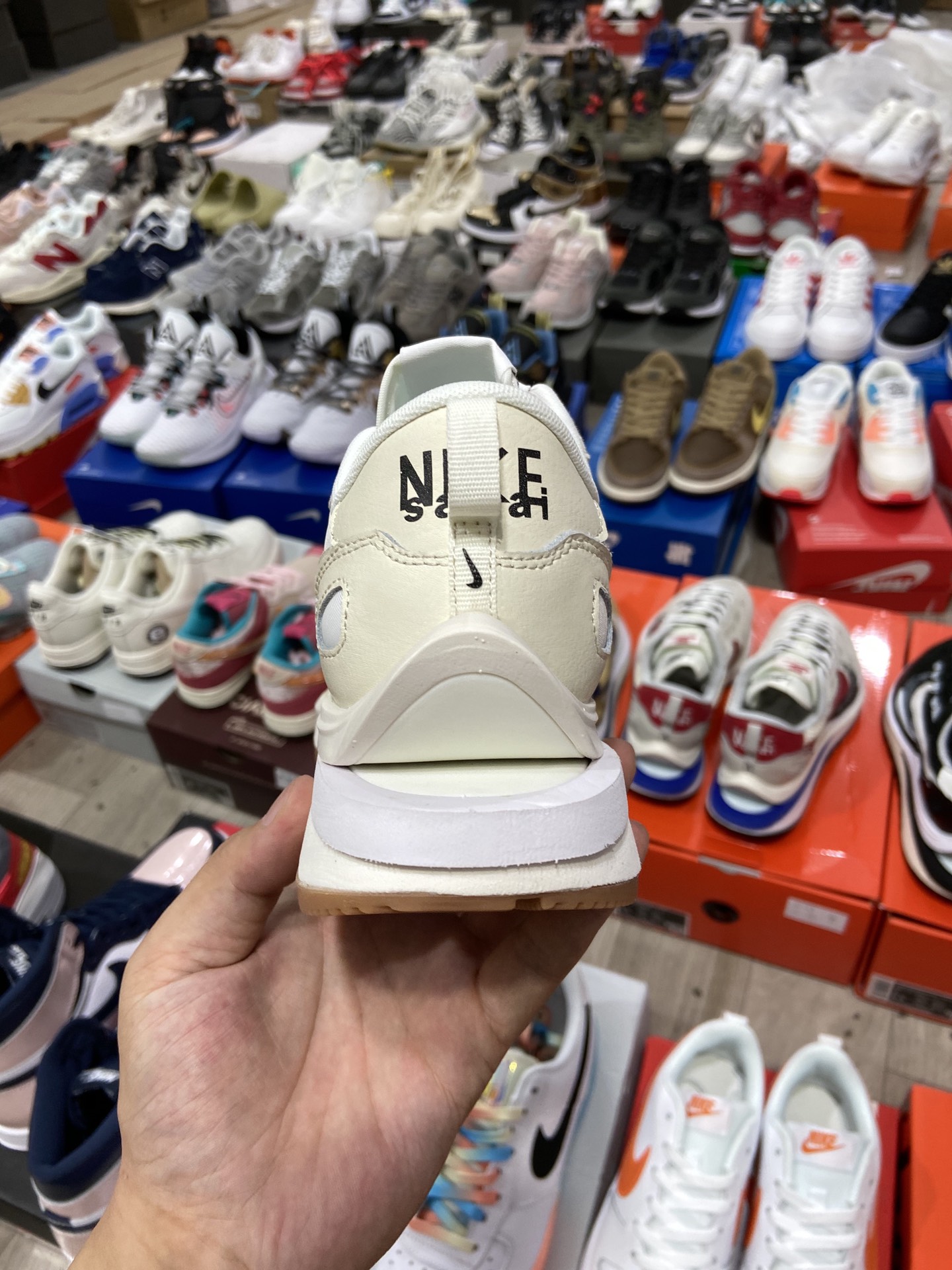 260 Sacai X NIKe regasus vaporrly SP 华夫三代3.0走秀鞋身材质由翻毛皮和透气网纱DD1875-100