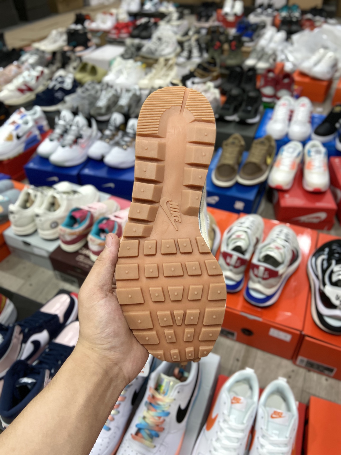 260 Sacai X NIKe regasus vaporrly SP 华夫三代3.0走秀鞋身材质由翻毛皮和透气网纱DD1875-100