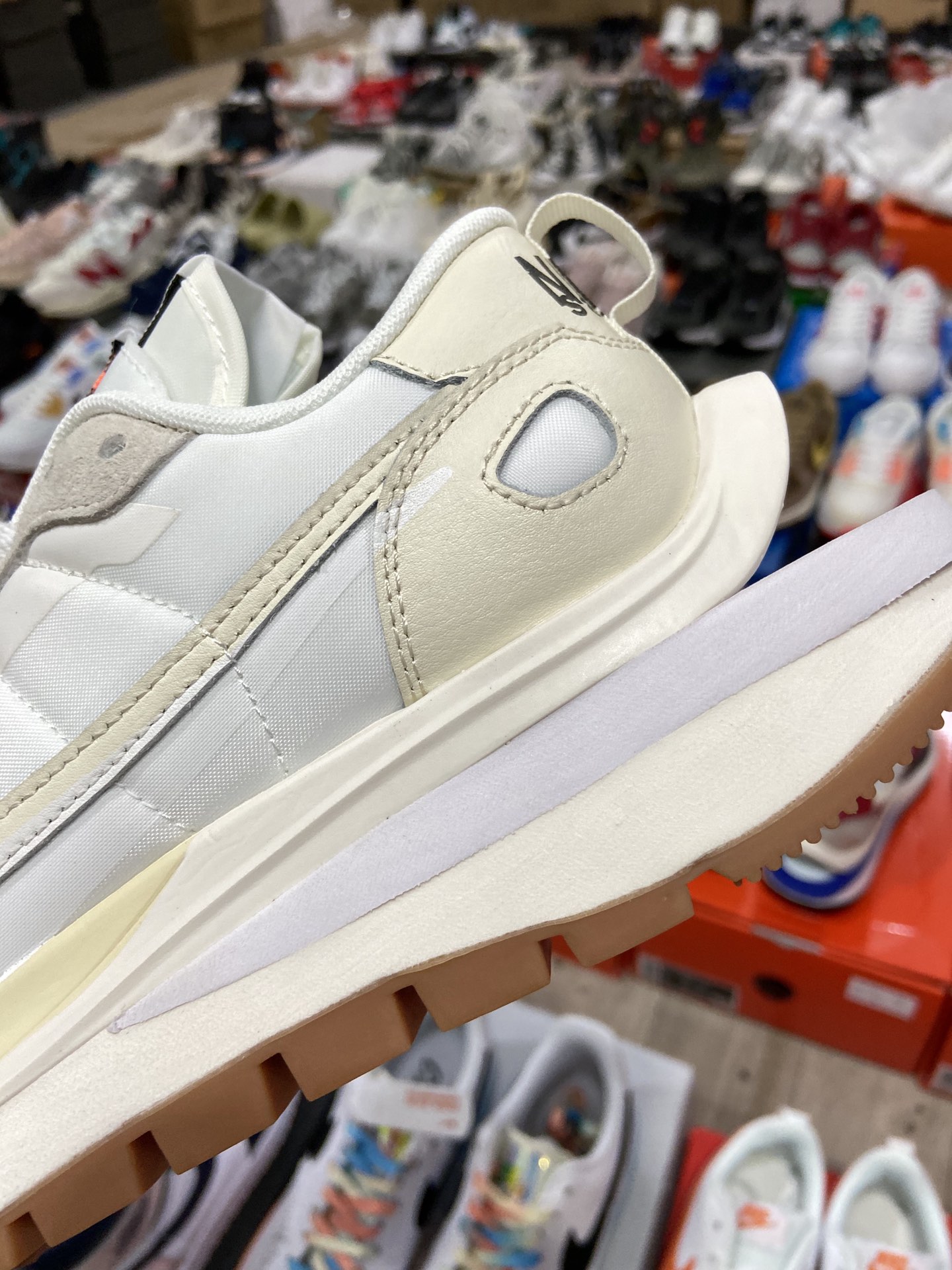 260 Sacai X NIKe regasus vaporrly SP 华夫三代3.0走秀鞋身材质由翻毛皮和透气网纱DD1875-100