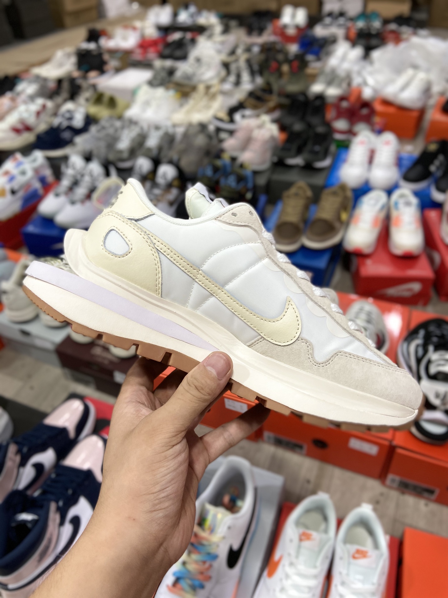 260 Sacai X NIKe regasus vaporrly SP 华夫三代3.0走秀鞋身材质由翻毛皮和透气网纱DD1875-100