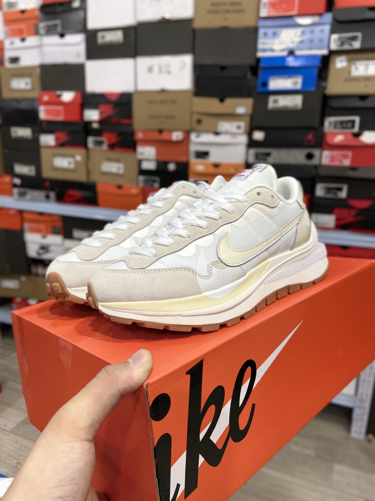 260 Sacai X NIKe regasus vaporrly SP 华夫三代3.0走秀鞋身材质由翻毛皮和透气网纱DD1875-100