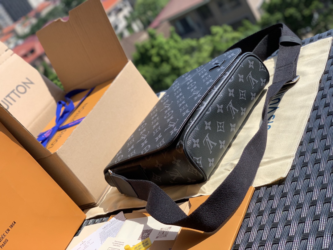 🌼 m45272尺寸25-22-8 原厂渠道货 District男士邮差包，这个黑老花配色的灵感来源于黑