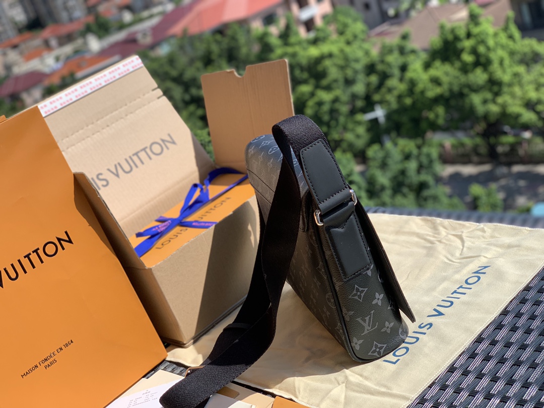 🌼 m45272尺寸25-22-8 原厂渠道货 District男士邮差包，这个黑老花配色的灵感来源于黑