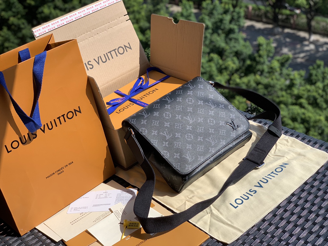 🌼 m45272尺寸25-22-8 原厂渠道货 District男士邮差包，这个黑老花配色的灵感来源于黑