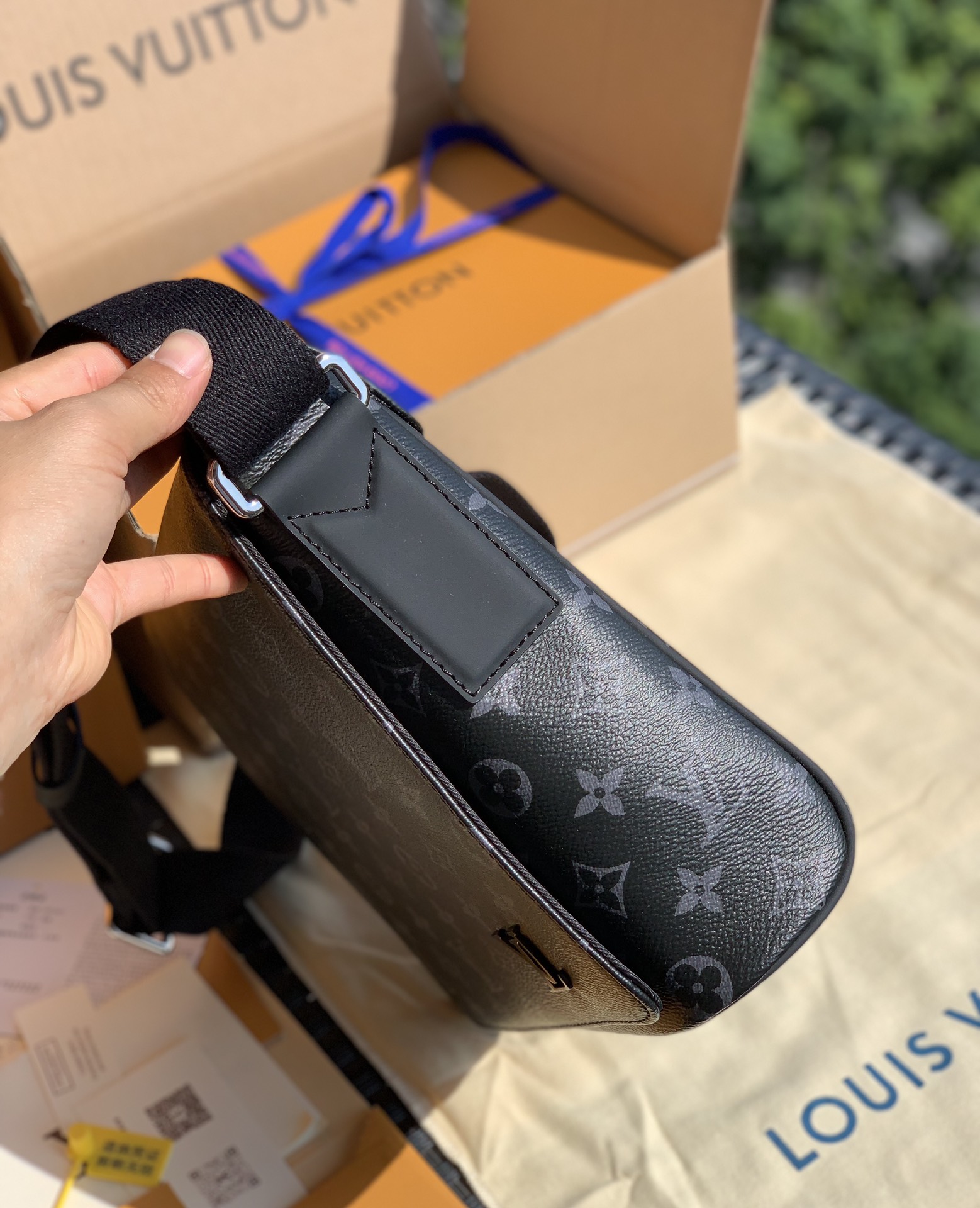 🌼 m45272尺寸25-22-8 原厂渠道货 District男士邮差包，这个黑老花配色的灵感来源于黑