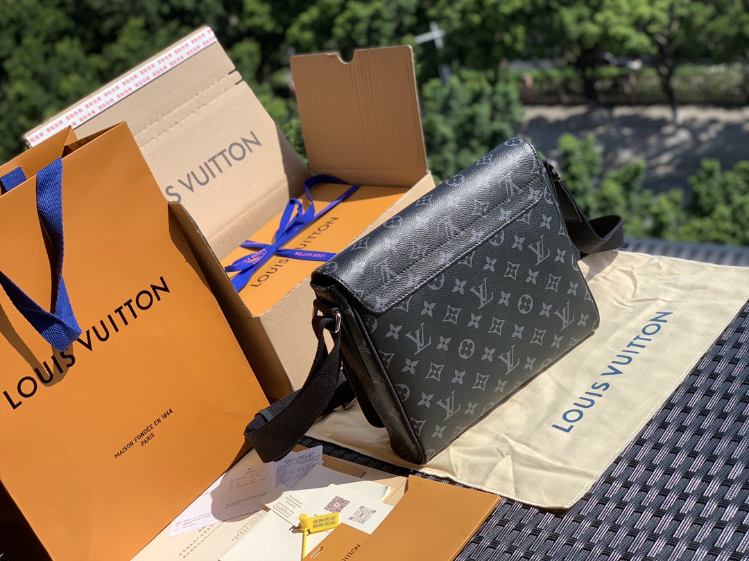 🌼 m45272尺寸25-22-8 原厂渠道货 District男士邮差包，这个黑老花配色的灵感来源于黑