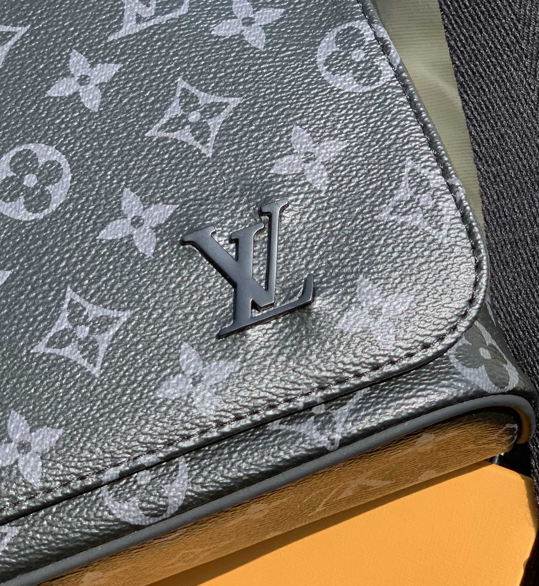 🌼 m45272尺寸25-22-8 原厂渠道货 District男士邮差包，这个黑老花配色的灵感来源于黑