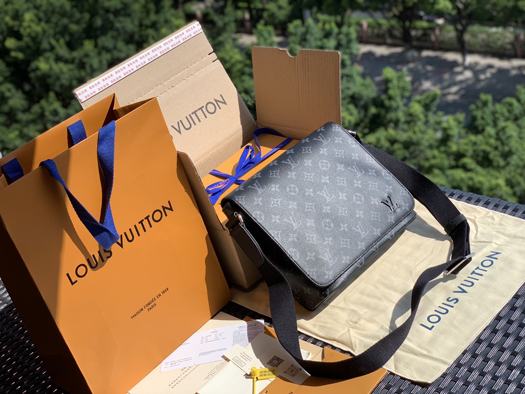 🌼 m45272尺寸25-22-8 原厂渠道货 District男士邮差包，这个黑老花配色的灵感来源于黑