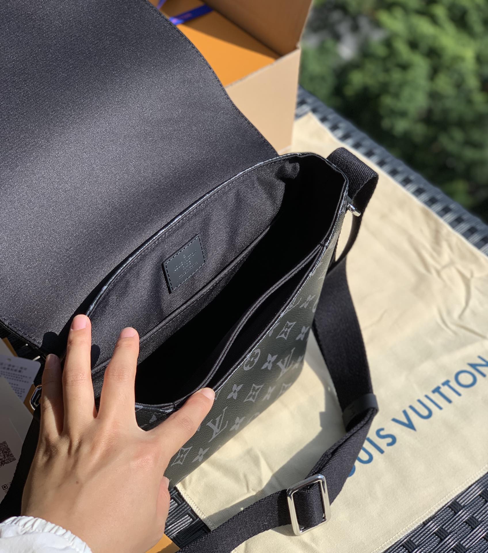 🌼 m45272尺寸25-22-8 原厂渠道货 District男士邮差包，这个黑老花配色的灵感来源于黑