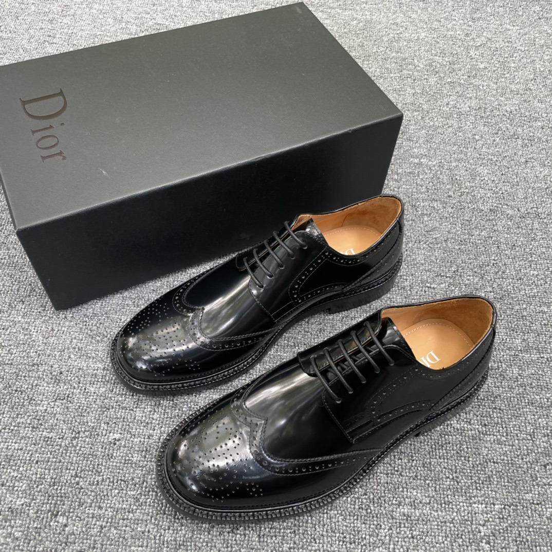 Élégantes chaussures Oxford Dior en cuir de veau avec détails brogue raffinés