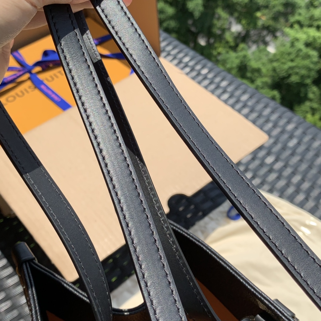 非市场普通货 进口皮料半钢五金 m44925大号尺寸41×34×19cm 新款纯黑色这款从推出到现在都很