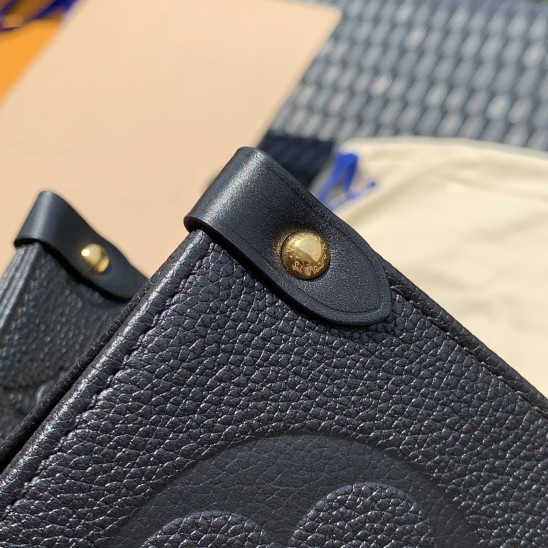 非市场普通货 进口皮料半钢五金 m44925大号尺寸41×34×19cm 新款纯黑色这款从推出到现在都很