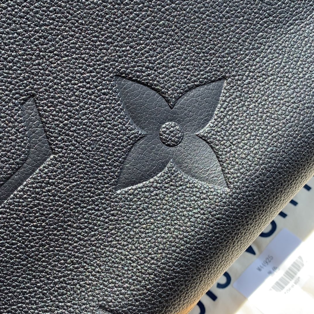 非市场普通货 进口皮料半钢五金 m44925大号尺寸41×34×19cm 新款纯黑色这款从推出到现在都很