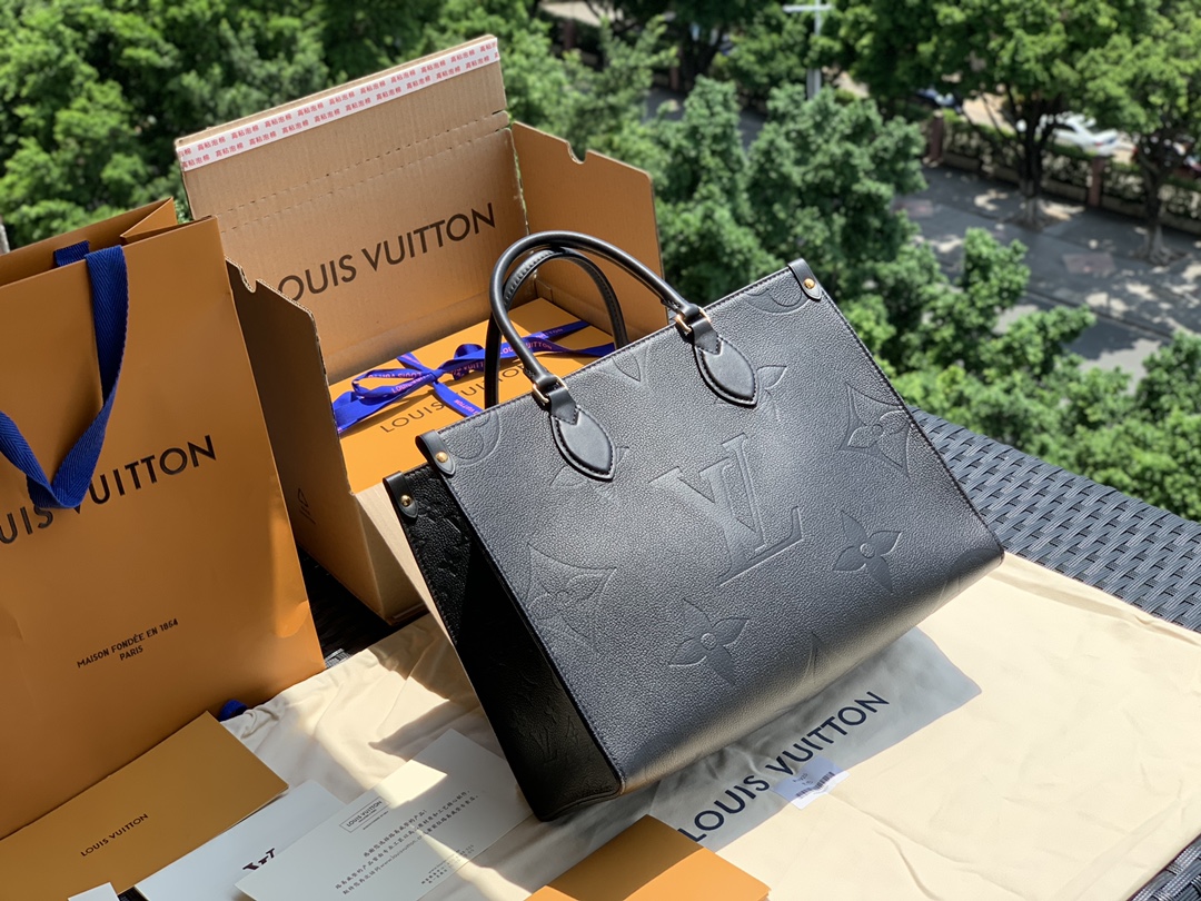 🌼 m45595中号尺寸35×27×14cm 比起大号的尺寸 ，这款中号会显得更加精致，特别适合小个子背