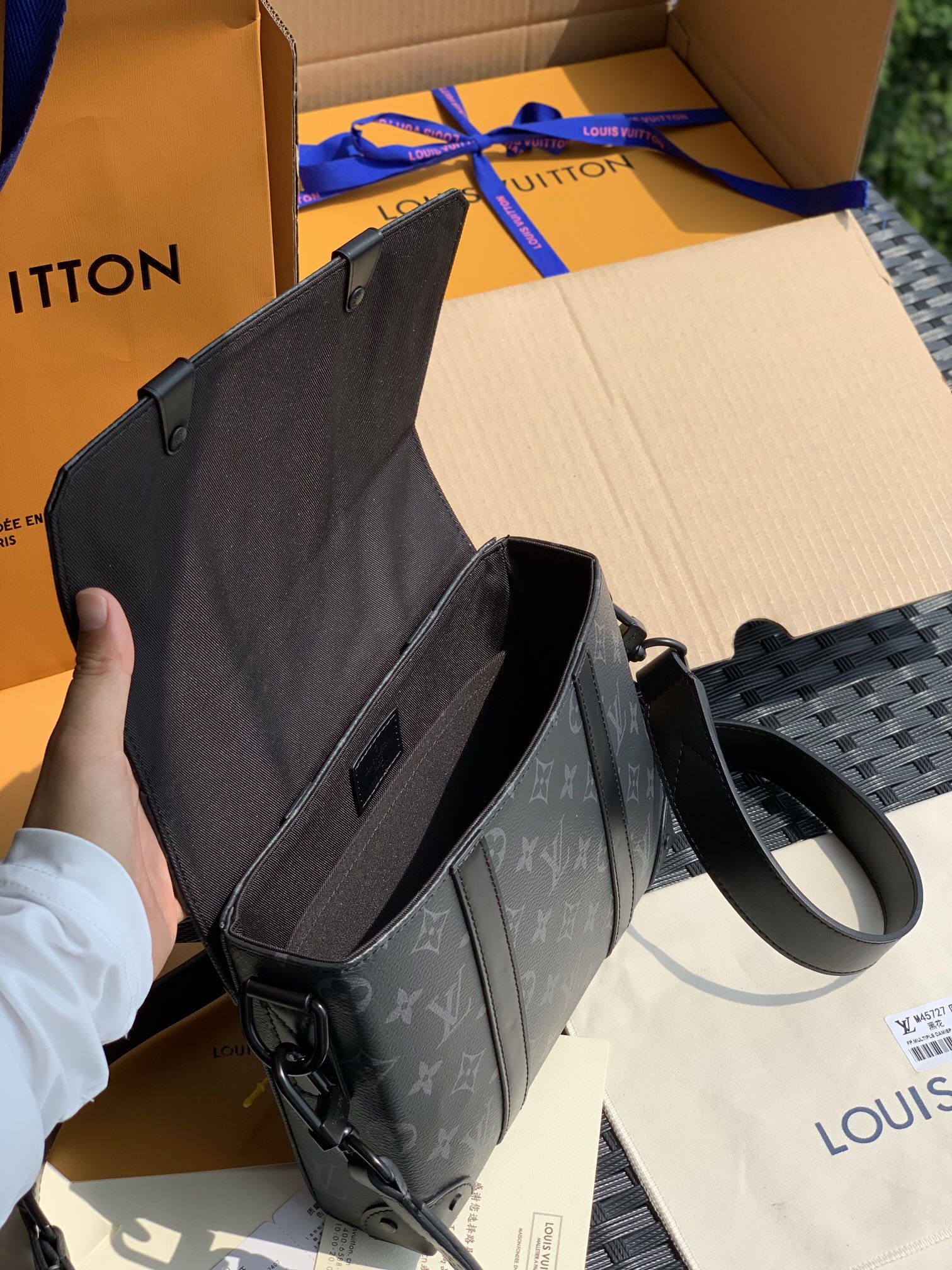 非市场普通货 进口皮料半钢五金 m45727尺寸24 x 18x 5.5 cm 实用男包推荐——L*V2