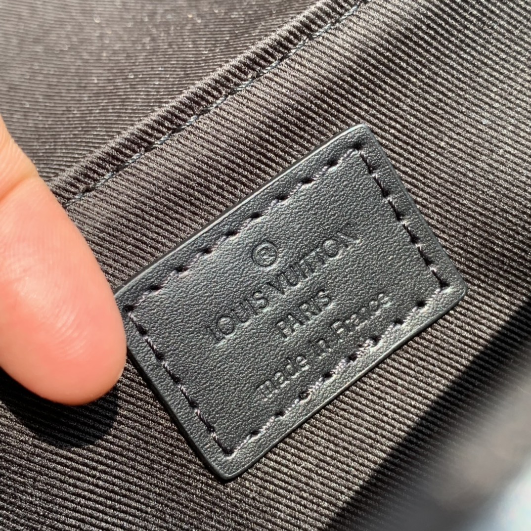 非市场普通货 进口皮料半钢五金 m45727尺寸24 x 18x 5.5 cm 实用男包推荐——L*V2