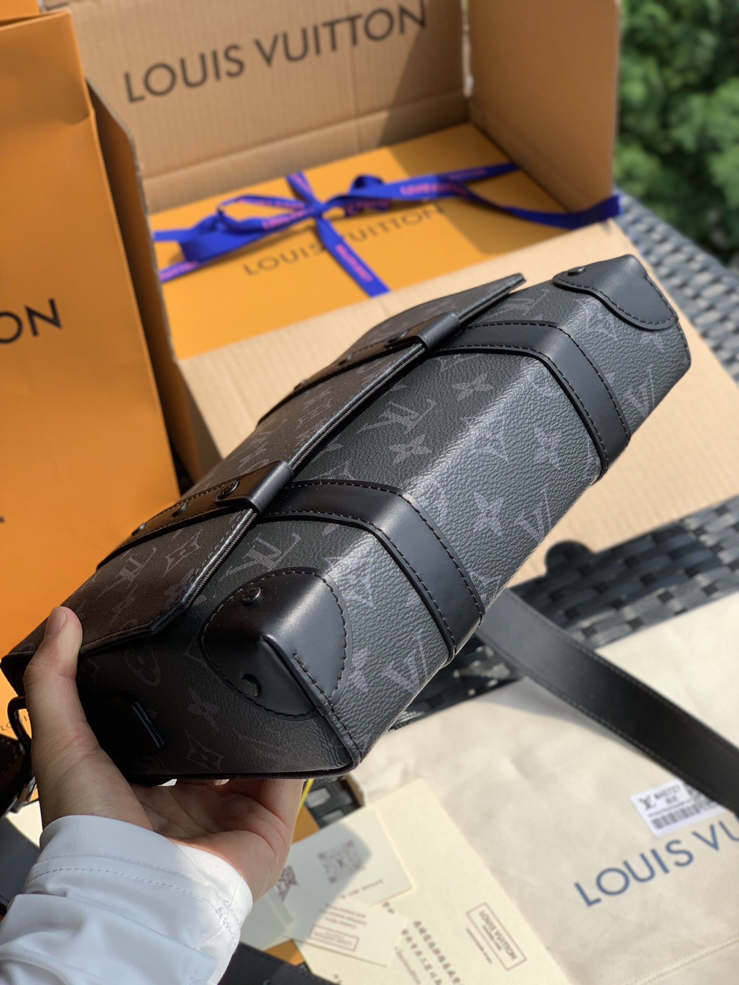 非市场普通货 进口皮料半钢五金 m45727尺寸24 x 18x 5.5 cm 实用男包推荐——L*V2