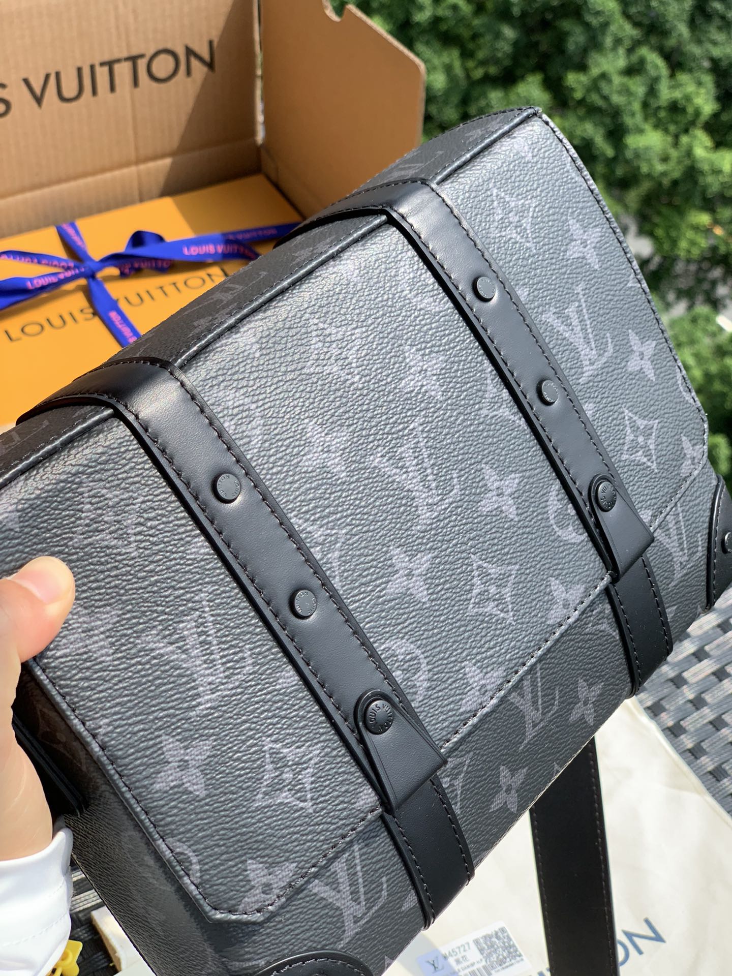 非市场普通货 进口皮料半钢五金 m45727尺寸24 x 18x 5.5 cm 实用男包推荐——L*V2