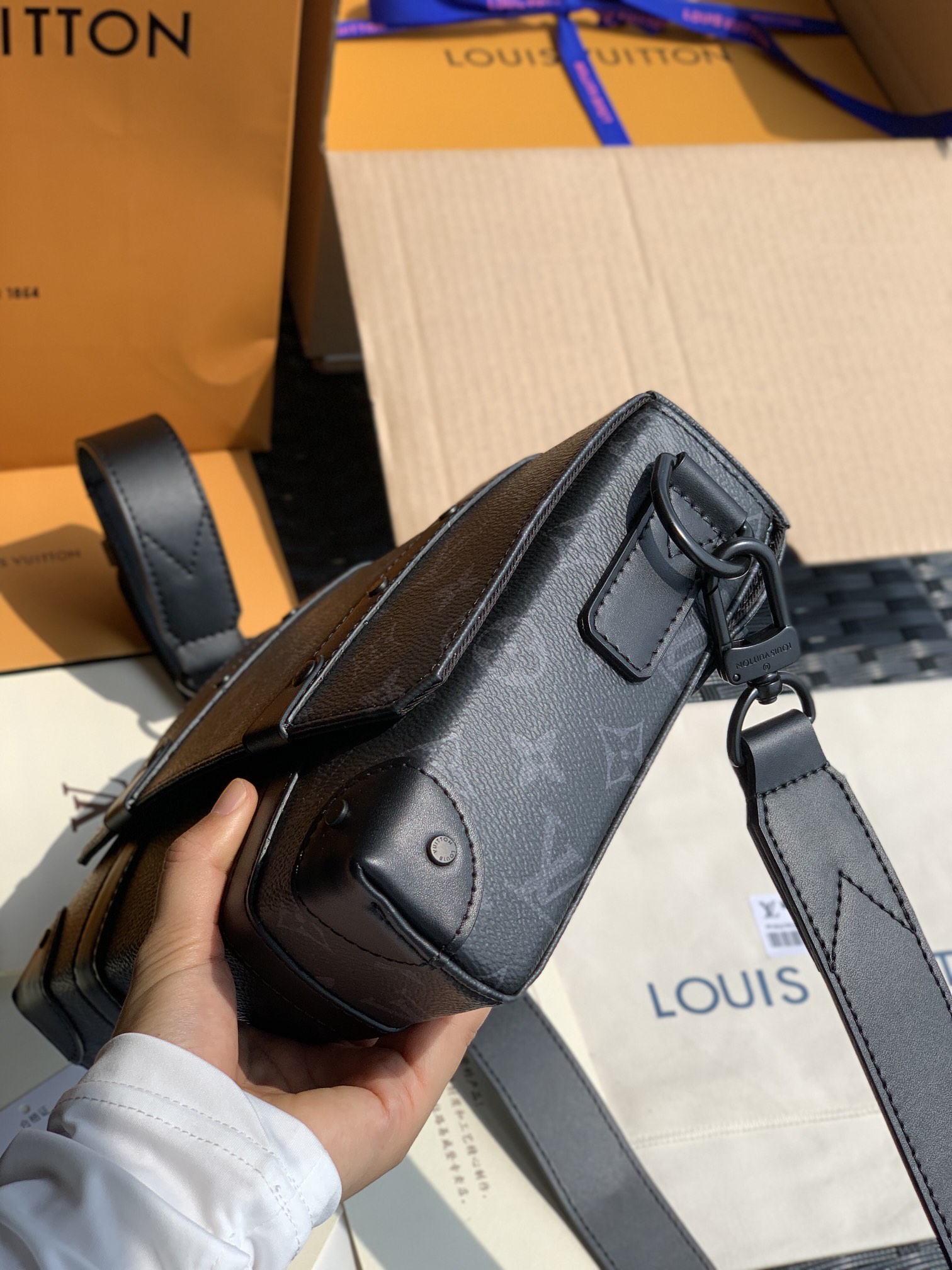 非市场普通货 进口皮料半钢五金 m45727尺寸24 x 18x 5.5 cm 实用男包推荐——L*V2