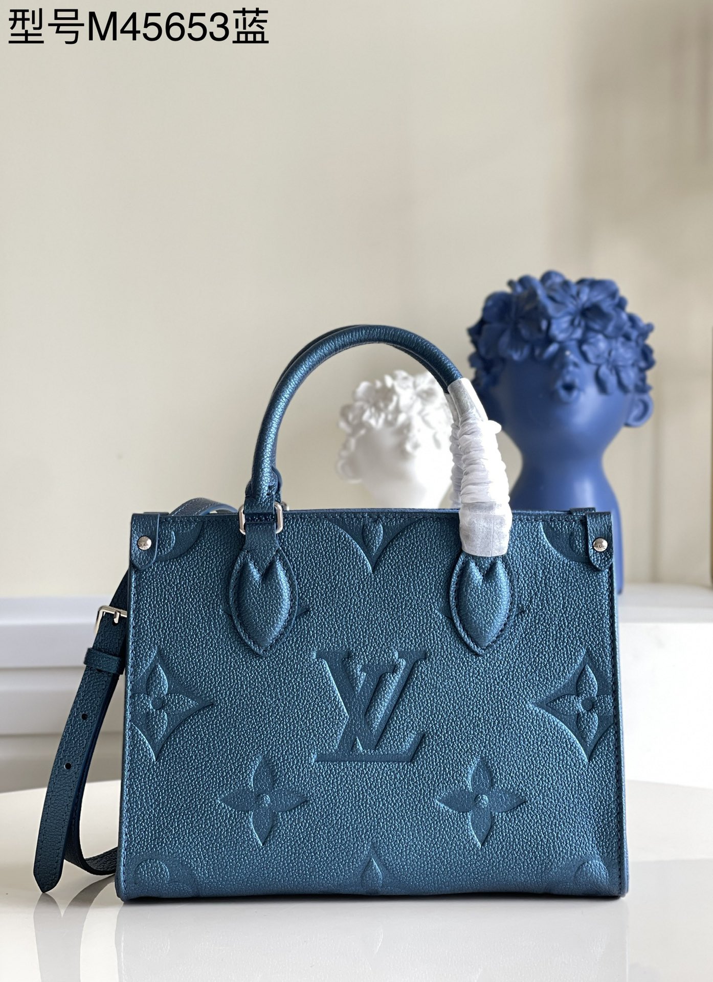 NO:397909,【Exclusive real photo M45653 Metal Blue】M45661 FLIGHT MODE series This Onthego mini shopping bag will show the Monogram large pattern to the fullest, with large letters imprinted on soft grain cowhide, which can accommodate laptops and other office supplies with a wide interior, and the long and short handles are easy to carry or shoulders. Size 25*19*11.5 Q.,LV [original leather],louis vuitton,cowhide19860909【独家实拍M45653金属蓝】M45661 FLIGHT MODE 系列 本款 Onthego mini购物包将 Monogram 大图案将展示得淋漓尽致 ,大字母压印于柔软粒面牛皮,其充裕内里可容纳笔记本电脑及其他办公用品,长短手柄便于手提或肩背. 尺寸25*19*11.5 Q.,LV【原厂皮】,louis vuitton,cowhide,Bag