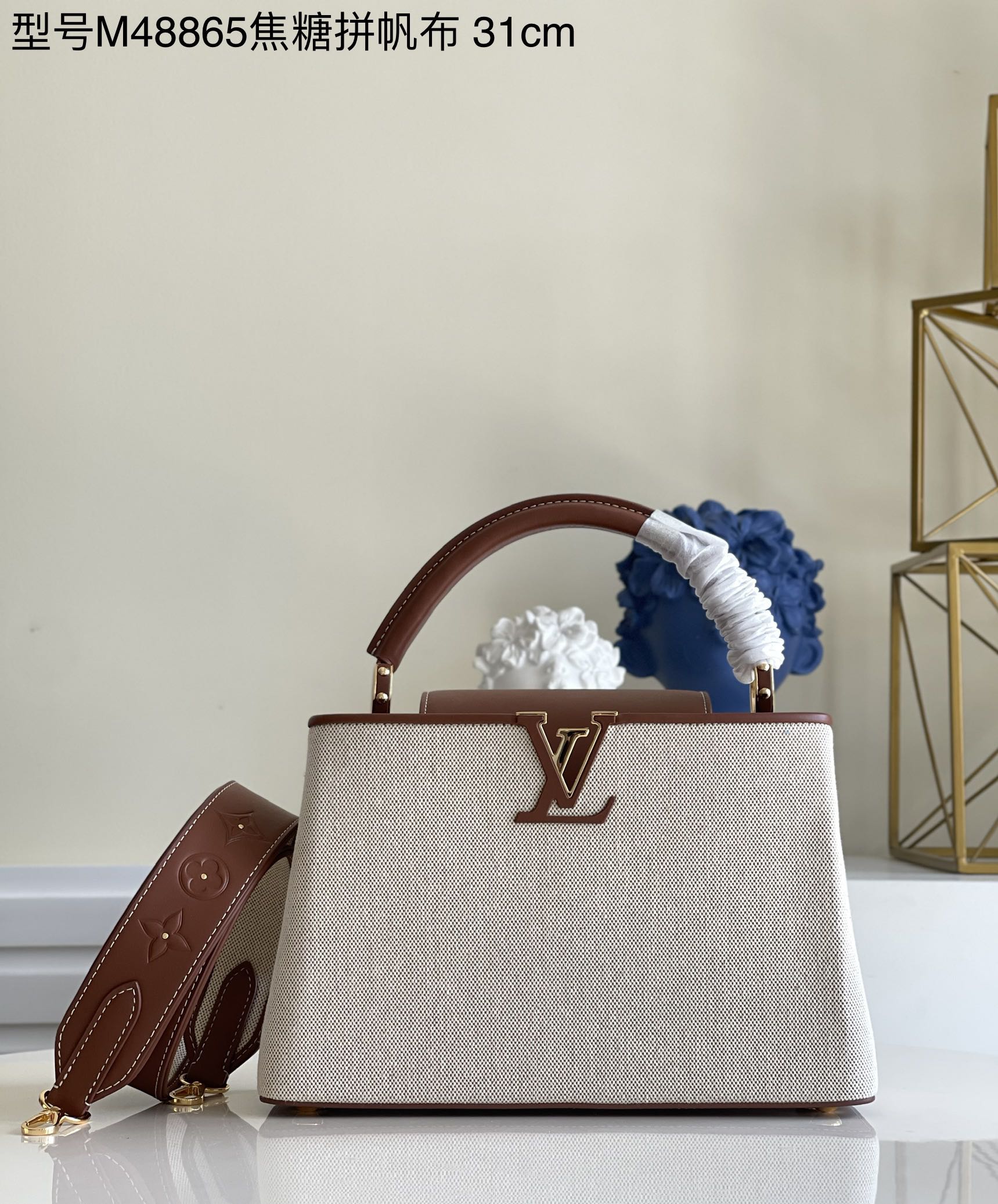 NO:397628,【Exclusive real photo of M48865 caramel canvas medium size】M57361 Louis Vuitton gave Capucines medium size handbag charm in spring, and then used calf leather to embellish the flap, top handle and LV letters. Canvas and delicately imprinted Monogram floral calfskin with two sides. Size 31.5 x 20 x 11 cm N. 1350,LV【original leather】,louis vuitton,louis vuitton,cowhide19860909【独家实拍M48865焦糖拼帆布 中号】M57361 路易威登于 春季赋予 Capucines 中号手袋魅惑莹泽,再以小牛皮点缀翻盖、顶部手柄和 LV 字母.帆布和细致压印 Monogram 花卉的小牛皮分饰宽幅肩带两面.尺寸31.5 x 20 x 11 厘米 N. 1350,LV【原厂皮】,louis vuitton,louis vuitton,cowhide,Bag