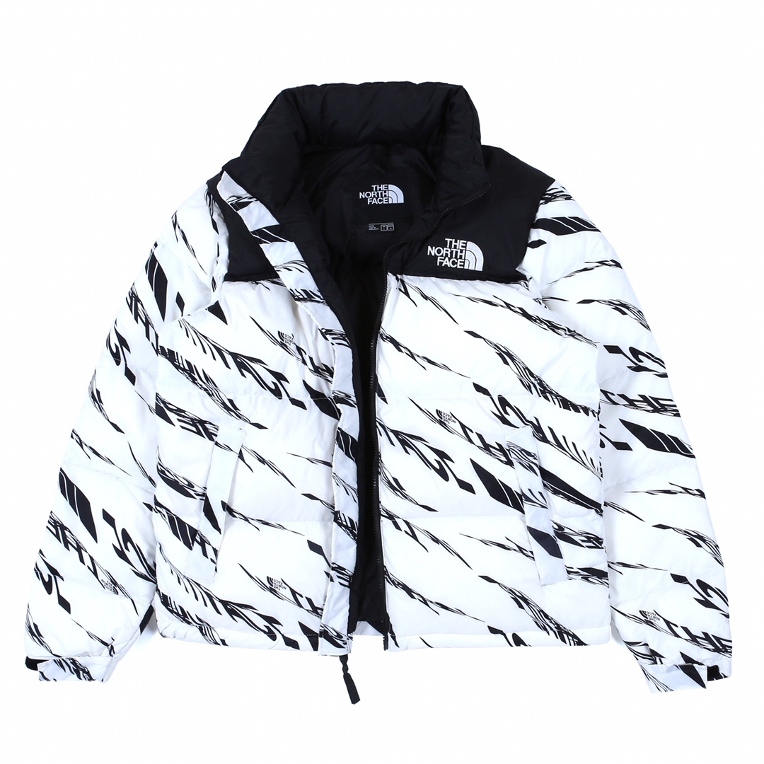 专柜正品级! 🇺🇸TheNorthFace 北面 1996Nuptse 中性款 情侣款羽绒服 白色 TheNorthFace北面成立于1966年,是美国著名户外品牌,作为当今全球户外运动品牌,北面一直坚持专注于在户外领域的开拓和发展.为众多登山运动员、滑雪运动员、耐力跑运动员和探险人员提供市场上技术先进的产品.1996Nuptse 中性款羽绒服继承了96年Nuptse系类设计,采用尼龙方撕裂面料DWR防泼水,多层次内胆防止跑绒.可打包插手袋.