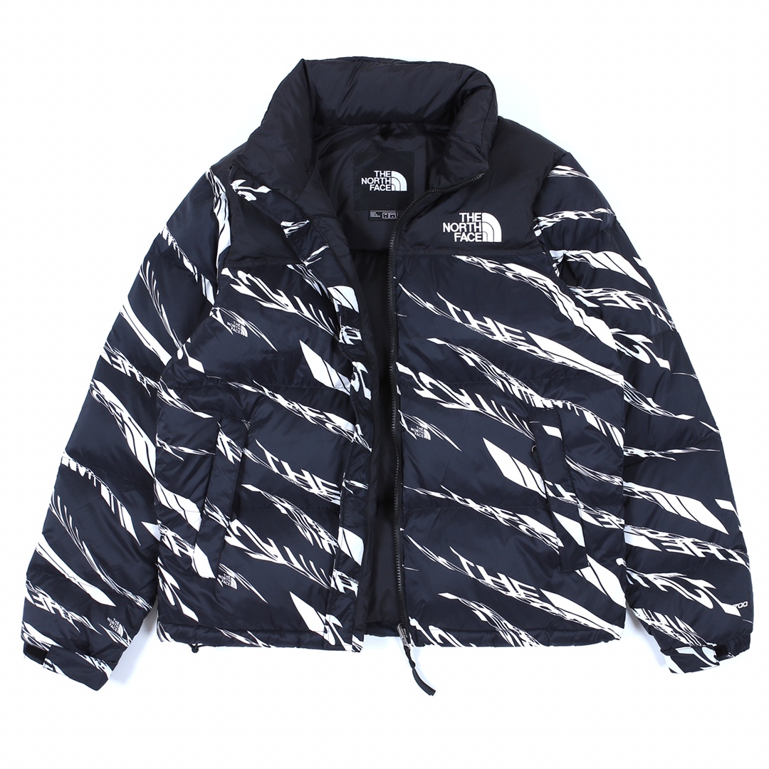 专柜正品级! 🇺🇸TheNorthFace 北面 1996Nuptse 中性款 情侣款羽绒服 黑斑马黑色 TheNorthFace北面成立于1966年,是美国著名户外品牌,作为当今全球户外运动品牌,北面一直坚持专注于在户外领域的开拓和发展.为众多登山运动员、滑雪运动员、耐力跑运动员和探险人员提供市场上技术先进的产品.1996Nuptse 中性款羽绒服继承了96年Nuptse系类设计,采用尼龙方撕裂面料DWR防泼水,多层次内胆防止跑绒.可打包插手袋.
