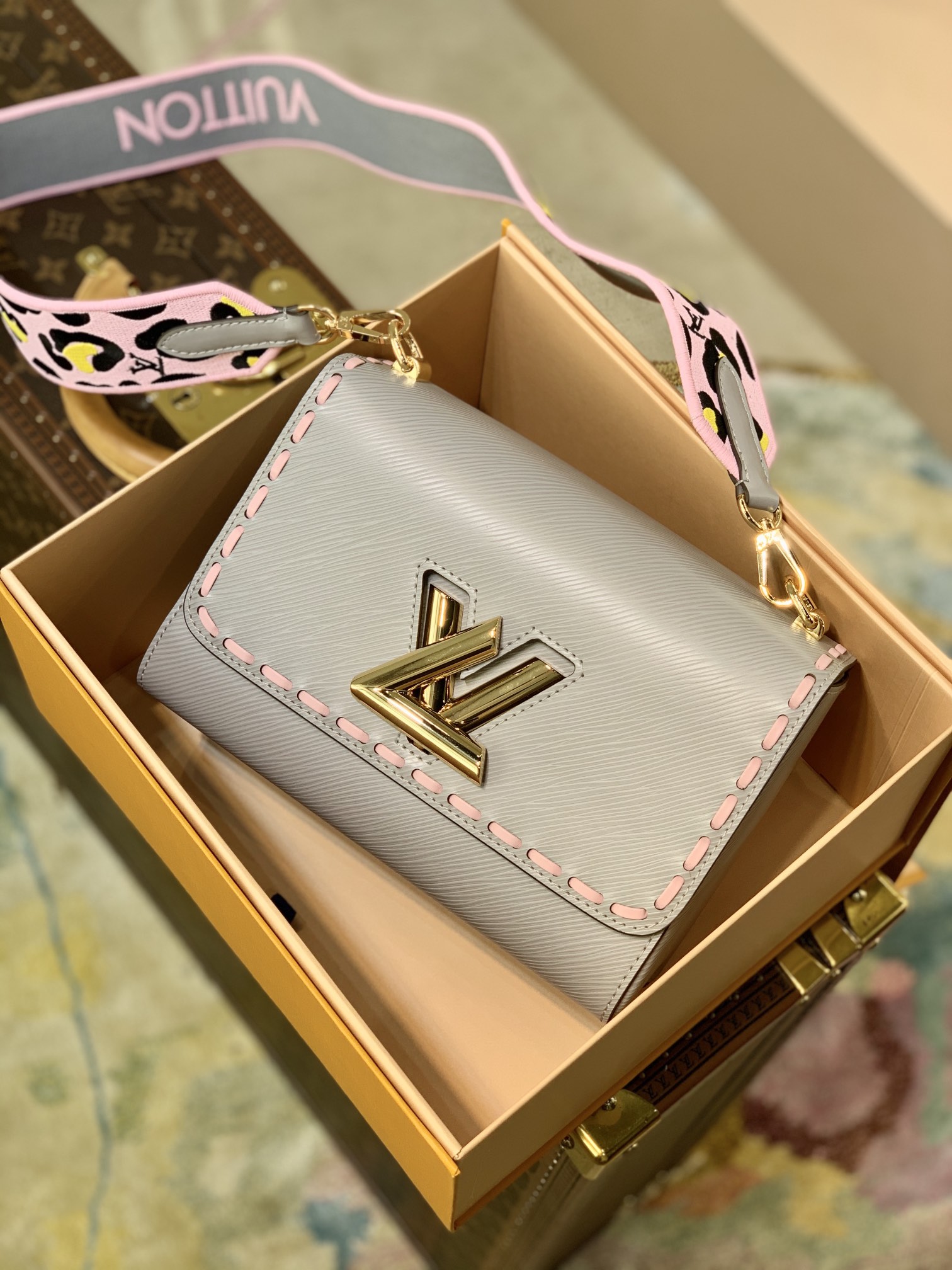 Louis Vuitton LV Twist MM bag M58606