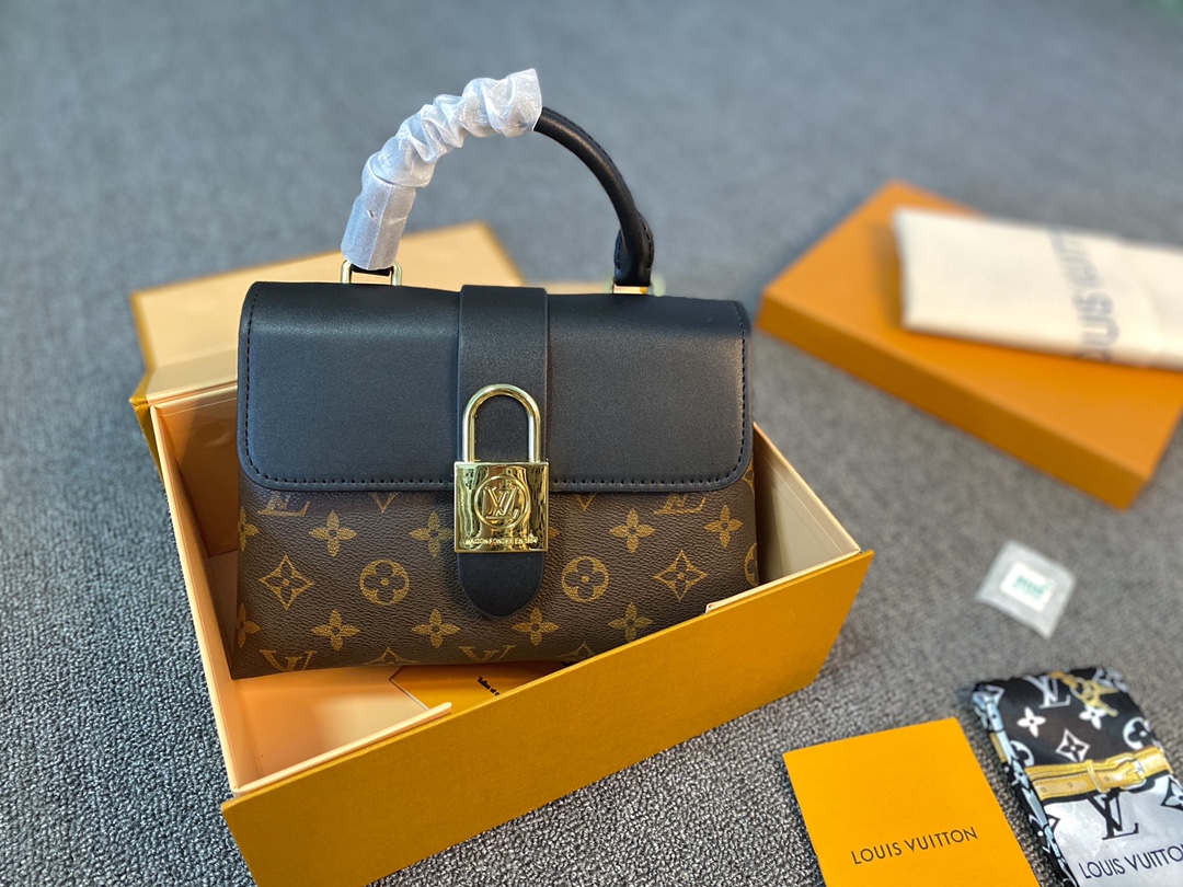 J0 款 180  Louis Vuitton 路易威登 LV  LOCKY BB老花拼皮手提单肩斜跨包 Monogram涂层帆布与柔滑的材质 磨面牛皮饰边 织物内衬 金色金属饰件 顶部配有Toron手柄 适合手提或手挽 可脱卸 可调节肩带 方便肩背或斜挎 经典磁吸挂锁 内设贴袋 尺寸23cm 普通礼盒