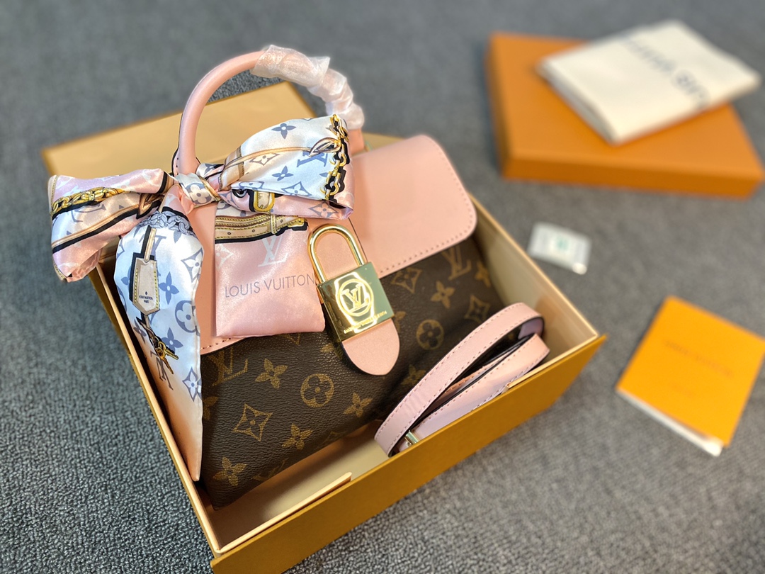 J0 款 185普通礼盒  Louis Vuitton 路易威登 LV  LOCKY BB老花拼皮手提单肩斜跨包 Monogram涂层帆布与柔滑的材质 磨面牛皮饰边 织物内衬 金色金属饰件 顶部配有Toron手柄 适合手提或手挽 可脱卸 可调节肩带 方便肩背或斜挎 经典磁吸挂锁 内设贴袋 尺寸23cm