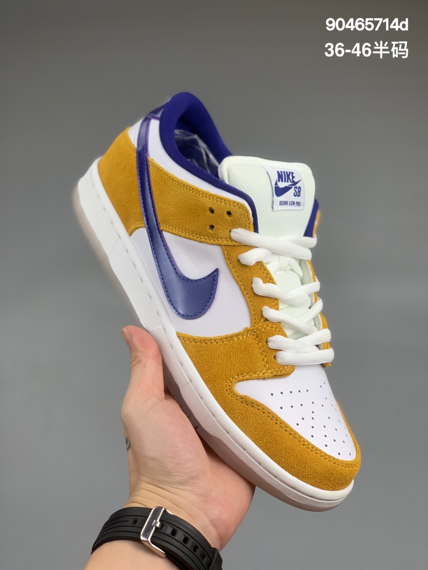 
耐克/Nike SB Dunk LOW XJ 扣篮系列复古低帮休闲运动滑板板鞋.采用脚感柔软舒适ZoomAir气垫，有效吸收滑板等极限运动在落地时带来的冲击力，为街头运动者们提供更好的保护 货号：BQ6817-800
Size：36 36.5 37.5 38 38.5 39 40 40.5 41 42 42.5 43 44 45 46
编码:90465714d