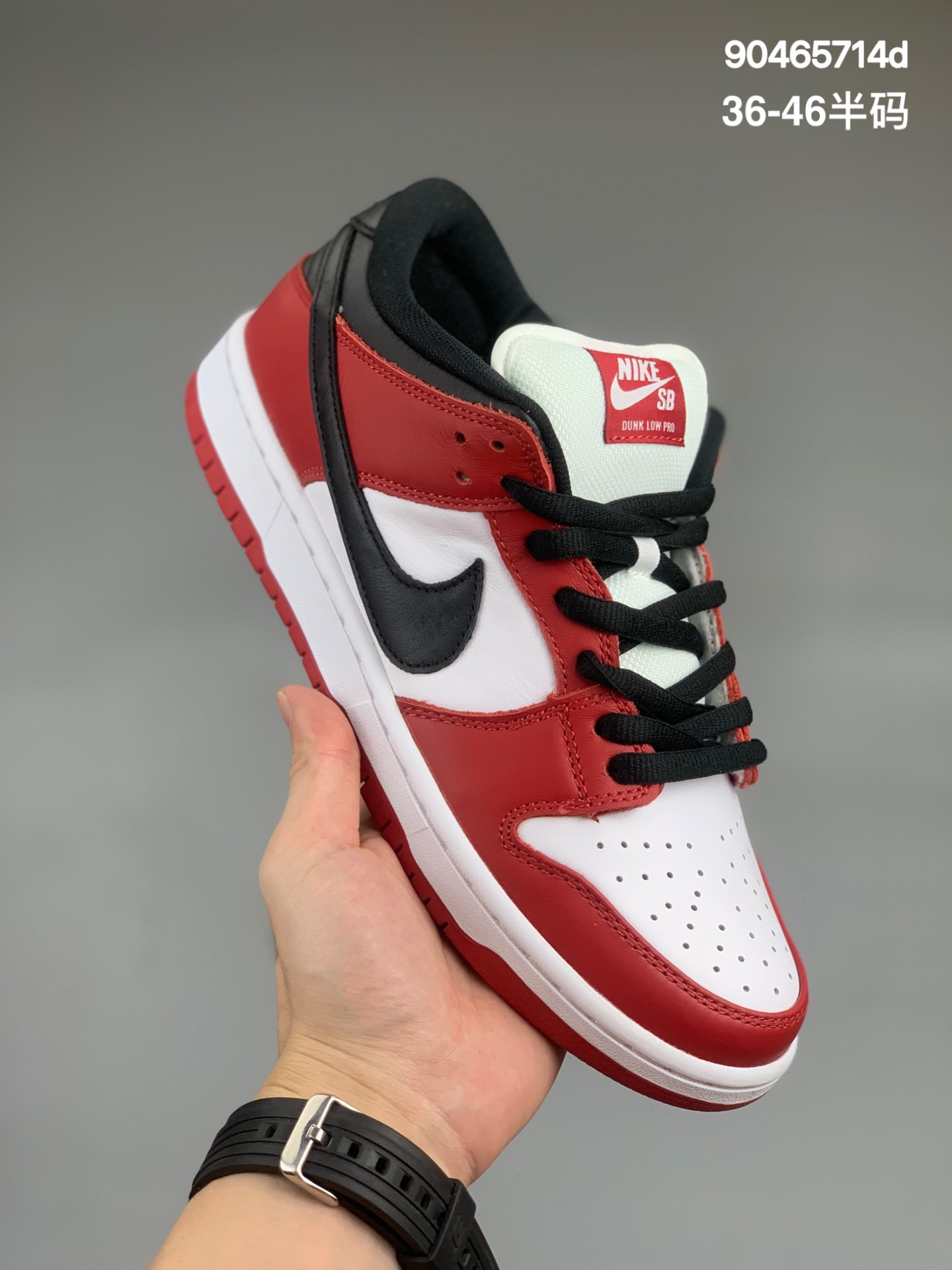 
耐克/Nike SB Dunk LOW XJ 扣篮系列复古低帮休闲运动滑板板鞋.采用脚感柔软舒适ZoomAir气垫，有效吸收滑板等极限运动在落地时带来的冲击力，为街头运动者们提供更好的保护 货号：BQ6817-800
Size：36 36.5 37.5 38 38.5 39 40 40.5 41 42 42.5 43 44 45 46
编码:90465714d