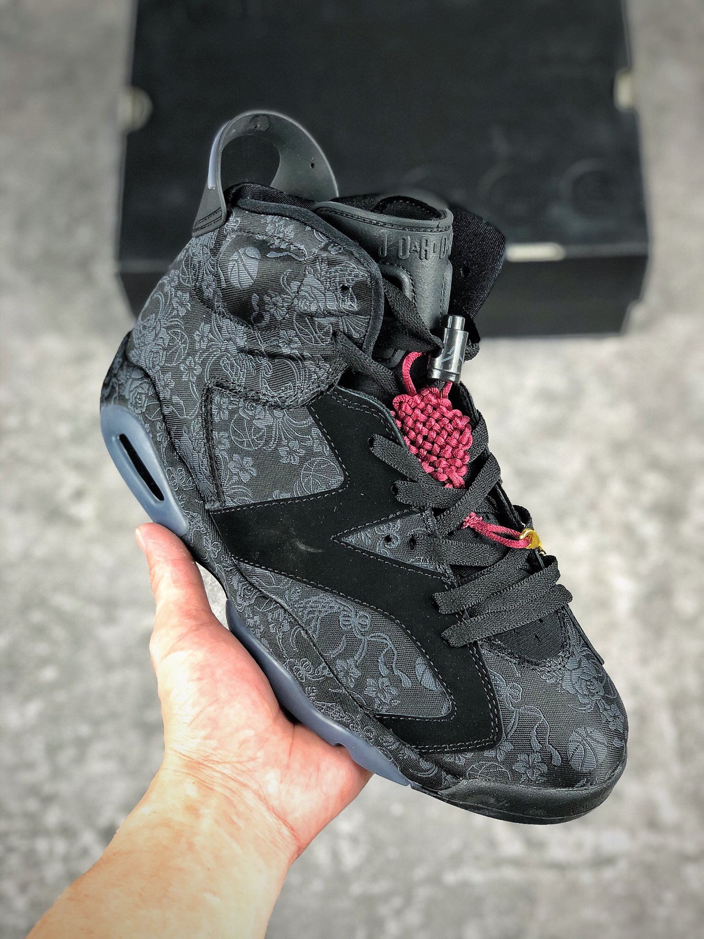  终端放货
Air Jordan 6 SD WMNS “Singles Day”丝绸国中结整双鞋以黑色主为调，辅丝以绸质感的面料覆盖整个鞋面以中及底部分。鞋面的上花卉纹理也显得外格奢华。鞋舌下传方统得 Jumpman Logo 替换成了紫色中的国结设计，下方点缀金的色 Jumpman Logo 吊牌也十有分牌面。
货号：DB9818-001
尺码：36-47.5带半码