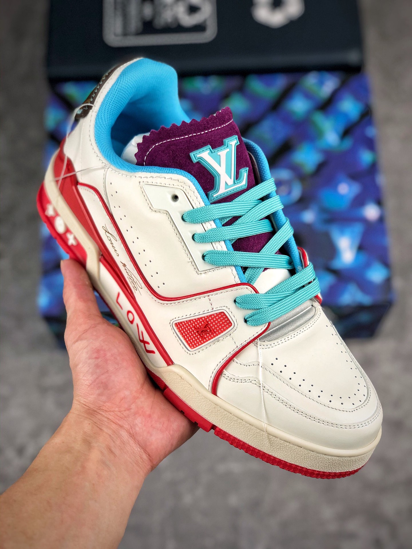  核心放店
【代购级别】ZP级全套包装 有蓝盒黄盒可选择。
2021s LV Trainer 限定联名 入秋最新配色国内限定无售
原版购入历时近两个月开发打造
经典多拼色超好看 原版完美楦型 调试了两个月 
鞋面独家订制压纹粒面小牛皮
大底TPU、模具费2w+ 质感媲美原版
垫脚聚米微料加透气英伦网布
细节原版一致 请注意区分市面通货材料 版型 包装配件 
男款SIZE 38 39 40 41 42 43 44 45 正常尺码