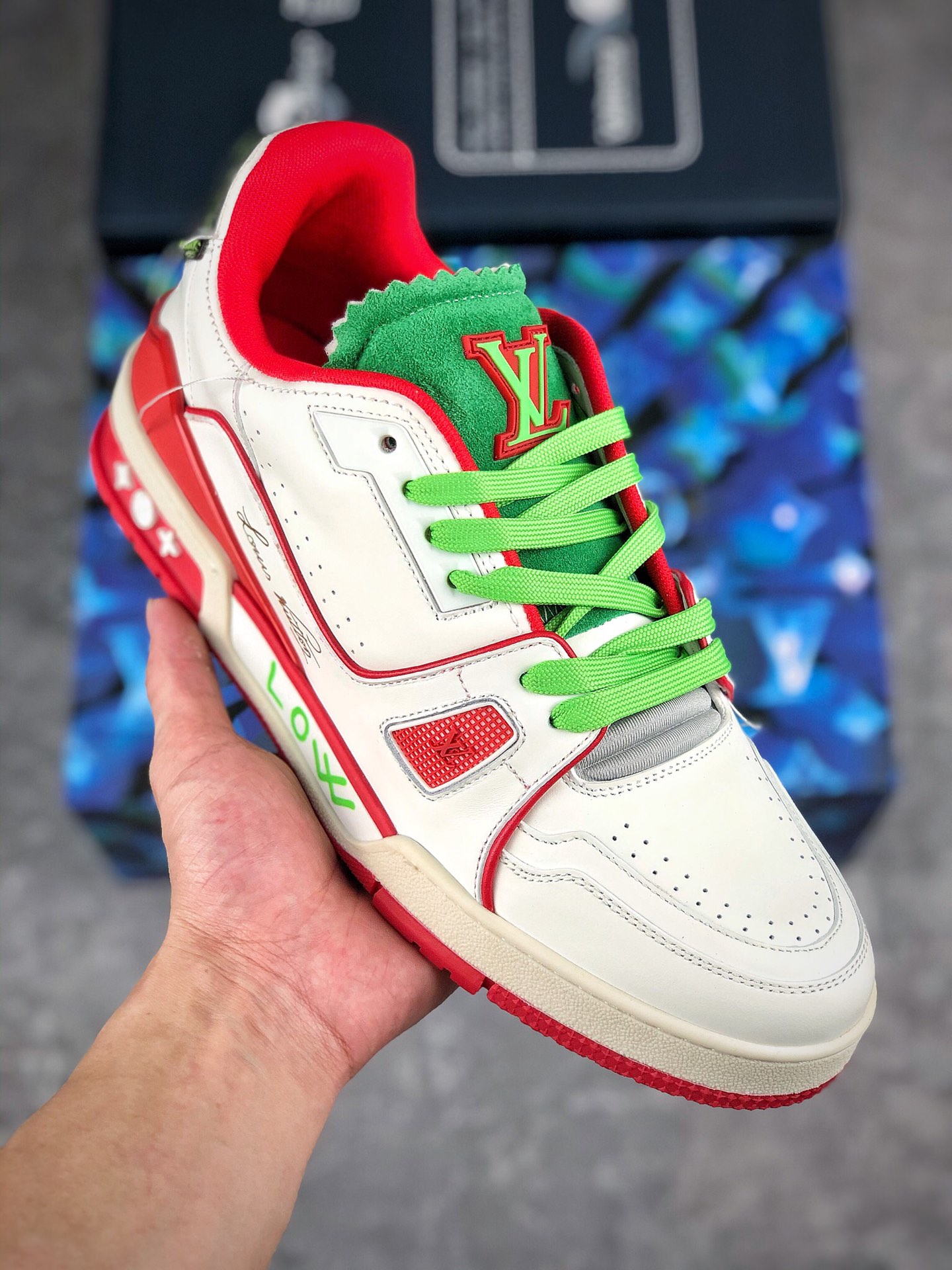  核心放店
【代购级别】ZP级全套包装 有蓝盒黄盒可选择。
2021s LV Trainer 限定联名 入秋最新配色国内限定无售
原版购入历时近两个月开发打造
经典多拼色超好看 原版完美楦型 调试了两个月 
鞋面独家订制压纹粒面小牛皮
大底TPU、模具费2w+ 质感媲美原版
垫脚聚米微料加透气英伦网布
细节原版一致 请注意区分市面通货材料 版型 包装配件 
男款SIZE 38 39 40 41 42 43 44 45 正常尺码