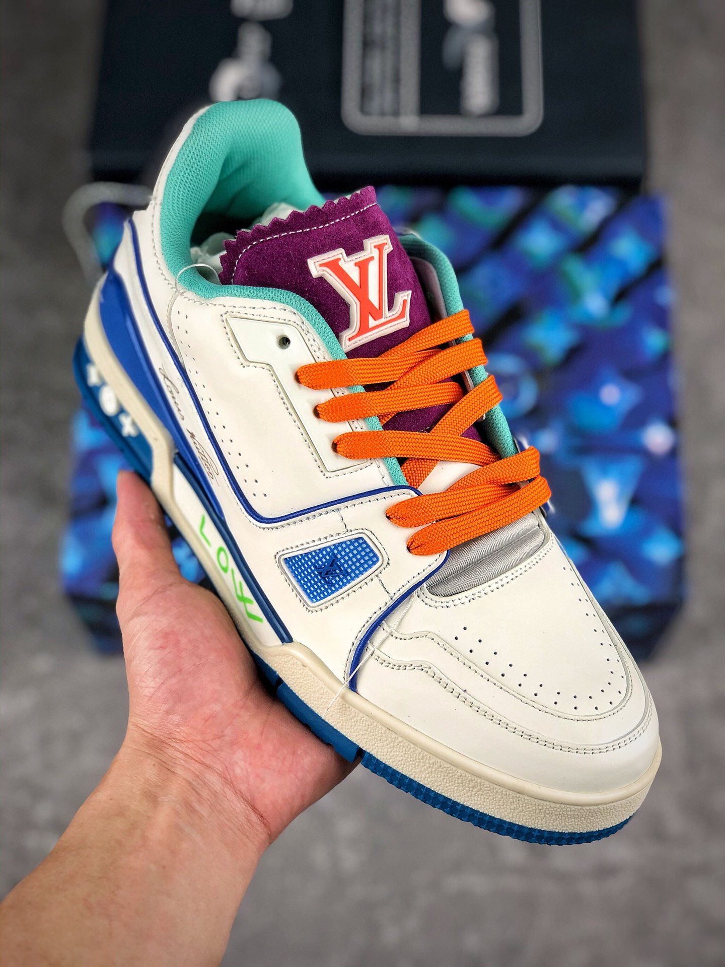  核心放店
【代购级别】ZP级全套包装 有蓝盒黄盒可选择。
2021s LV Trainer 限定联名 入秋最新配色国内限定无售
原版购入历时近两个月开发打造
经典多拼色超好看 原版完美楦型 调试了两个月 
鞋面独家订制压纹粒面小牛皮
大底TPU、模具费2w+ 质感媲美原版
垫脚聚米微料加透气英伦网布
细节原版一致 请注意区分市面通货材料 版型 包装配件 
男款SIZE 38 39 40 41 42 43 44 45 正常尺码