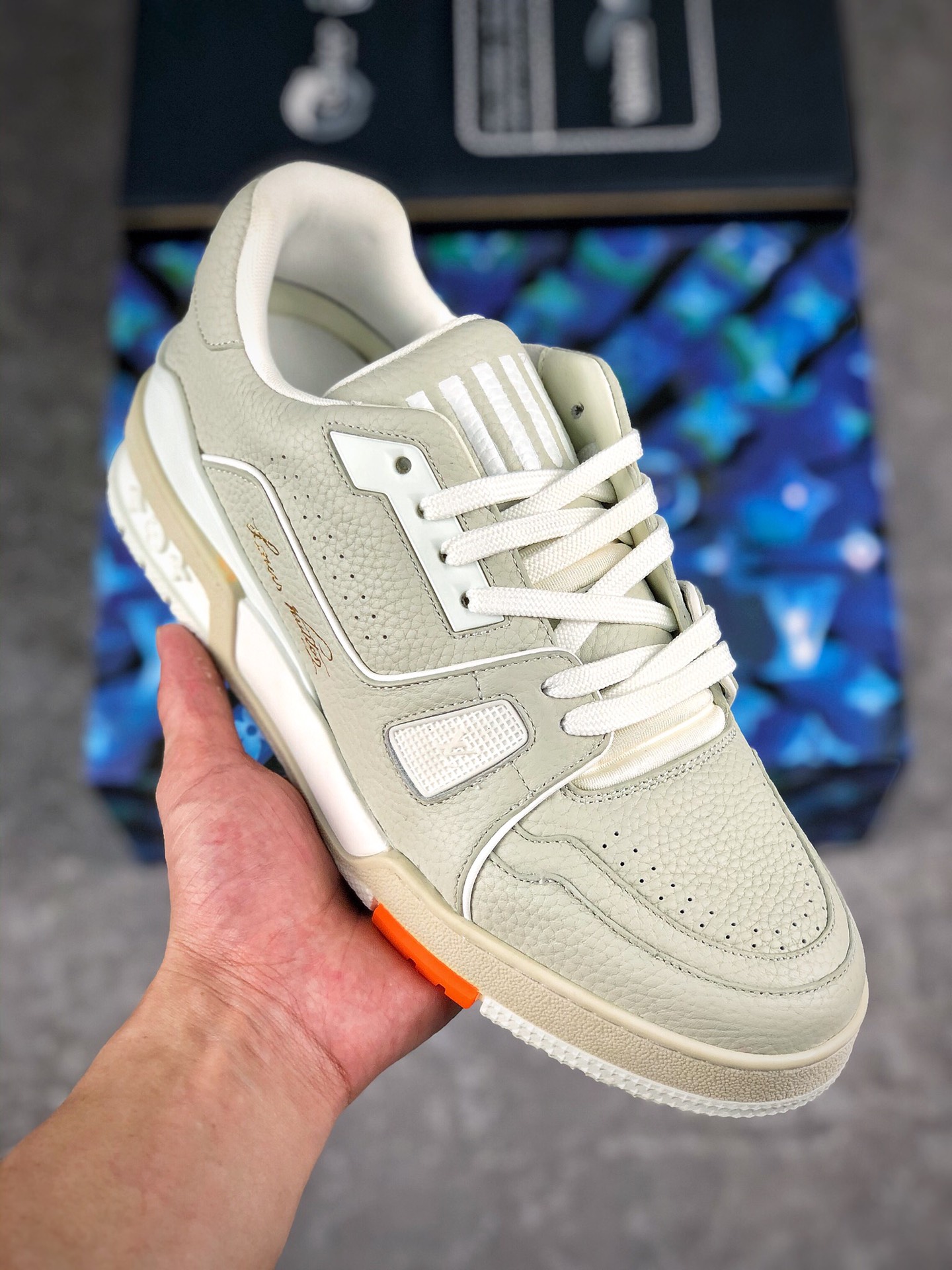  核心放店
【代购级别】ZP级全套包装 有蓝盒黄盒可选择。
2021s LV Trainer 限定联名 入秋最新配色国内限定无售
原版购入历时近两个月开发打造
经典多拼色超好看 原版完美楦型 调试了两个月 
鞋面独家订制压纹粒面小牛皮
大底TPU、模具费2w+ 质感媲美原版
垫脚聚米微料加透气英伦网布
细节原版一致 请注意区分市面通货材料 版型 包装配件 
男款SIZE 38 39 40 41 42 43 44 45 正常尺码