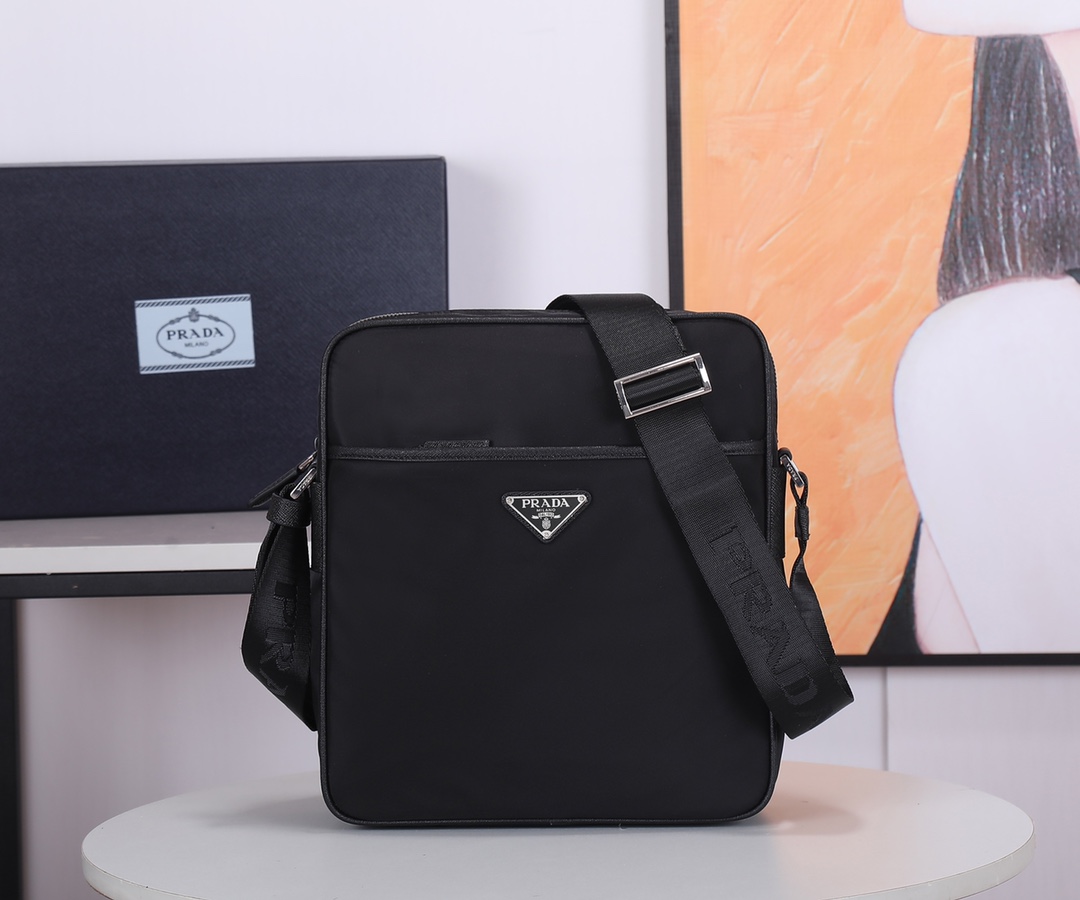 NO:206169,P home new men's bag, 2VQ002 black, original single product, nylon and Saffiano leather trim, adjustable nylon shoulder straps, polished steel accessories and black titanium zippers, many compartments, one zipper mezzanine, two zipper outer bags for front and rear, must-have for men, length 24x height 27cm x width 7cm, Prada, prada19860909批 P家新款男包,2VQ002黑色,原单货,尼龙和Saffiano皮革饰边,可调式尼龙肩带 ,抛光钢质配件和黑钛拉链 ,隔层多多,一个拉链夹层 前后两个拉链外袋,男士们必备,长24x高27cmx宽7cm,,普拉达,prada,Bag