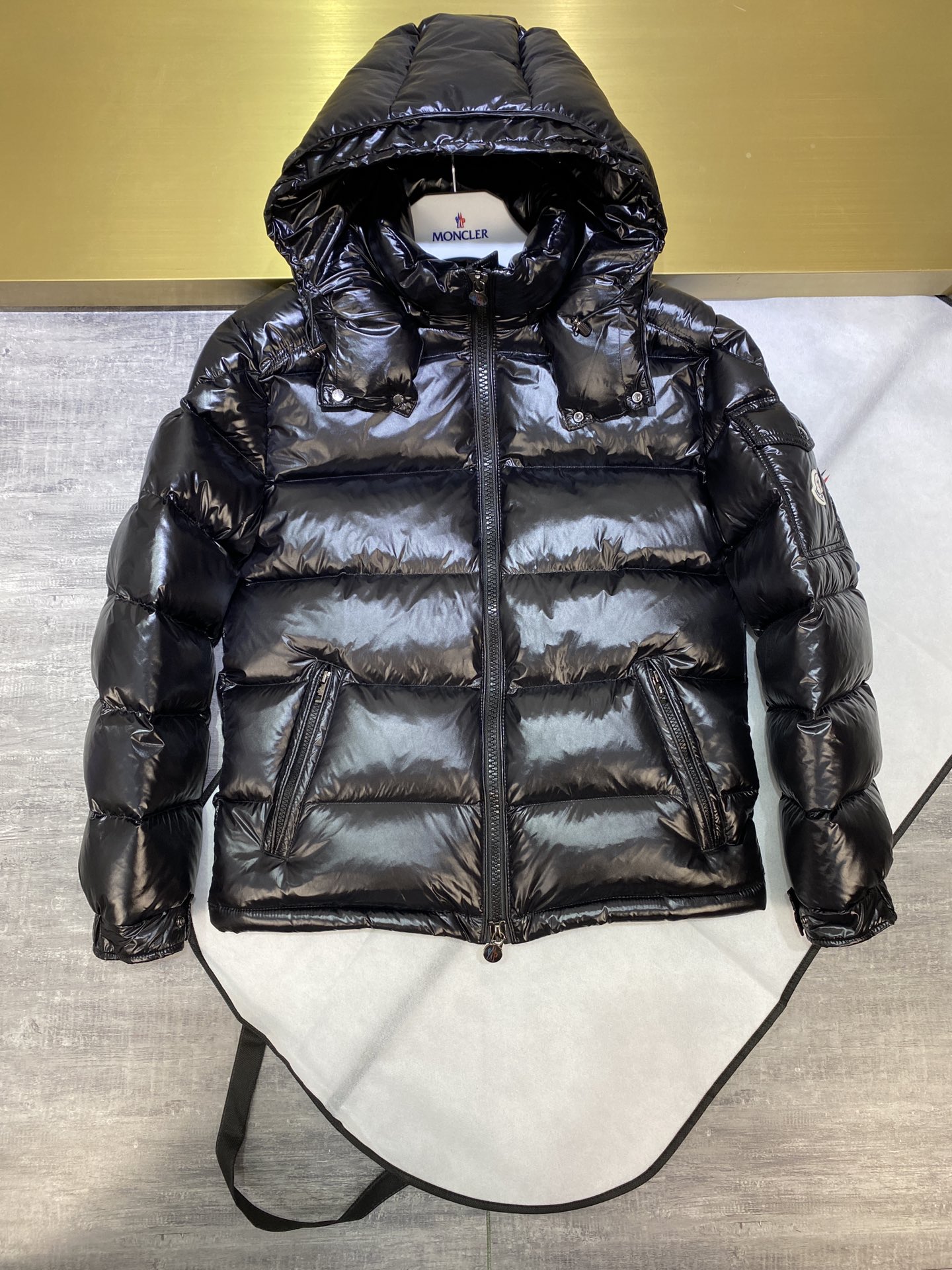 Guangzhou high-end Moncler Maya jacket in all colors. Upgraded with 18 latest high-end custom glossy nylon, identical to original. Slim fit, fashionable, windproof, warm, waterproof. Details: two-way zipper, detachable hood, adjustable drawstring, multiple pockets. Colors: black with black/gray lining.-Big cat